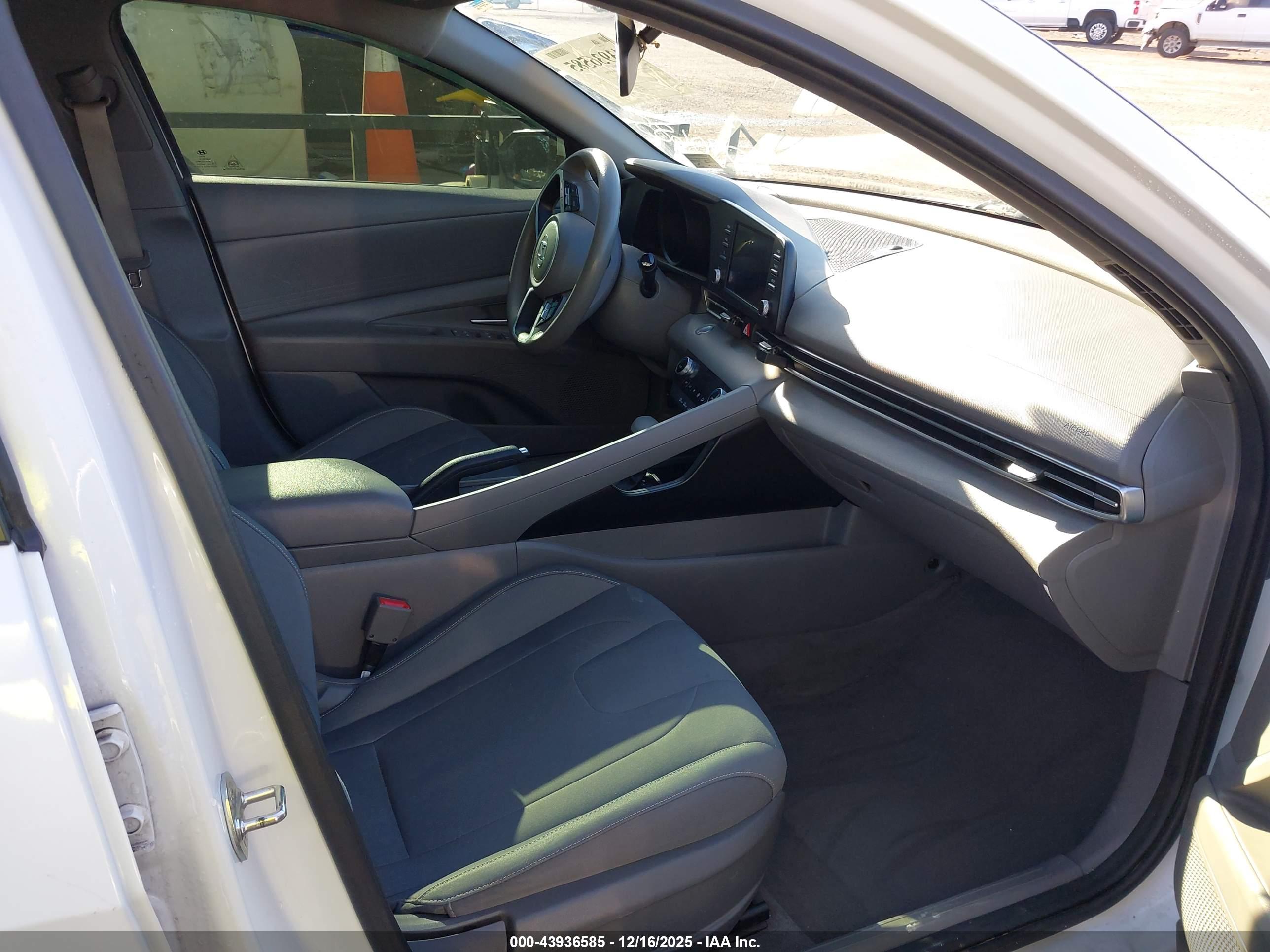 HYUNDAI ELANTRA image 5