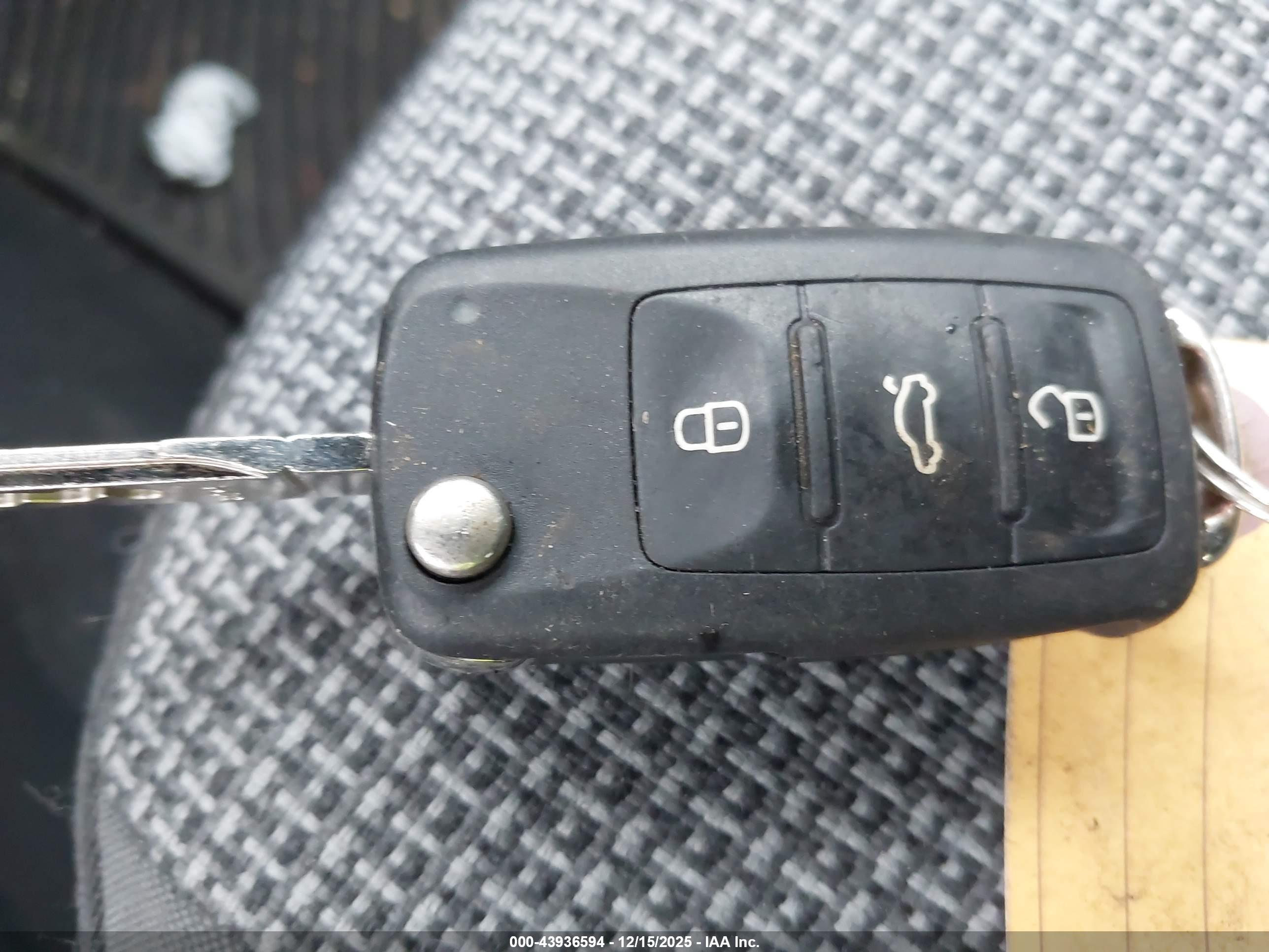 VOLKSWAGEN BEETLE image 11