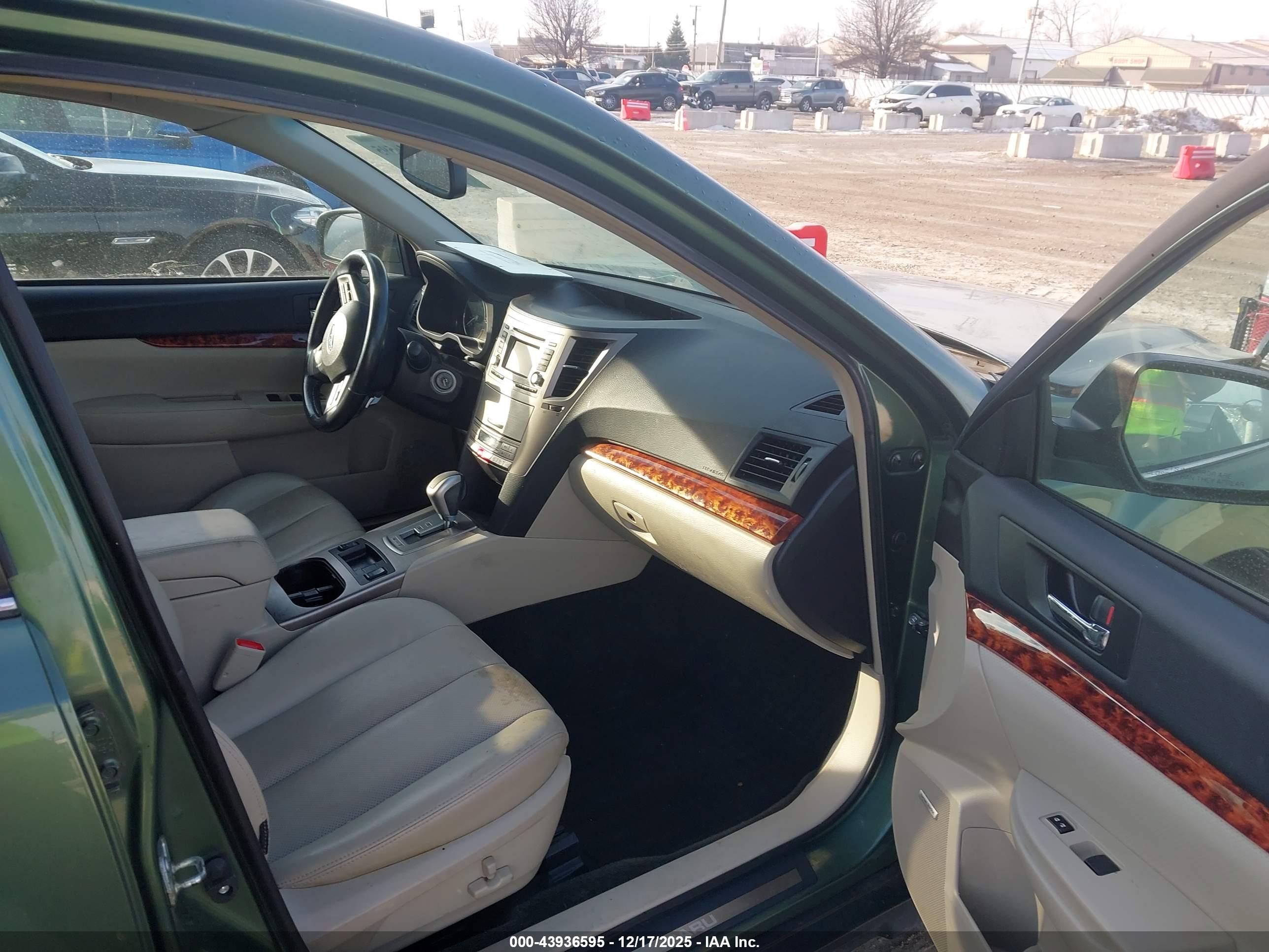 SUBARU OUTBACK image 5
