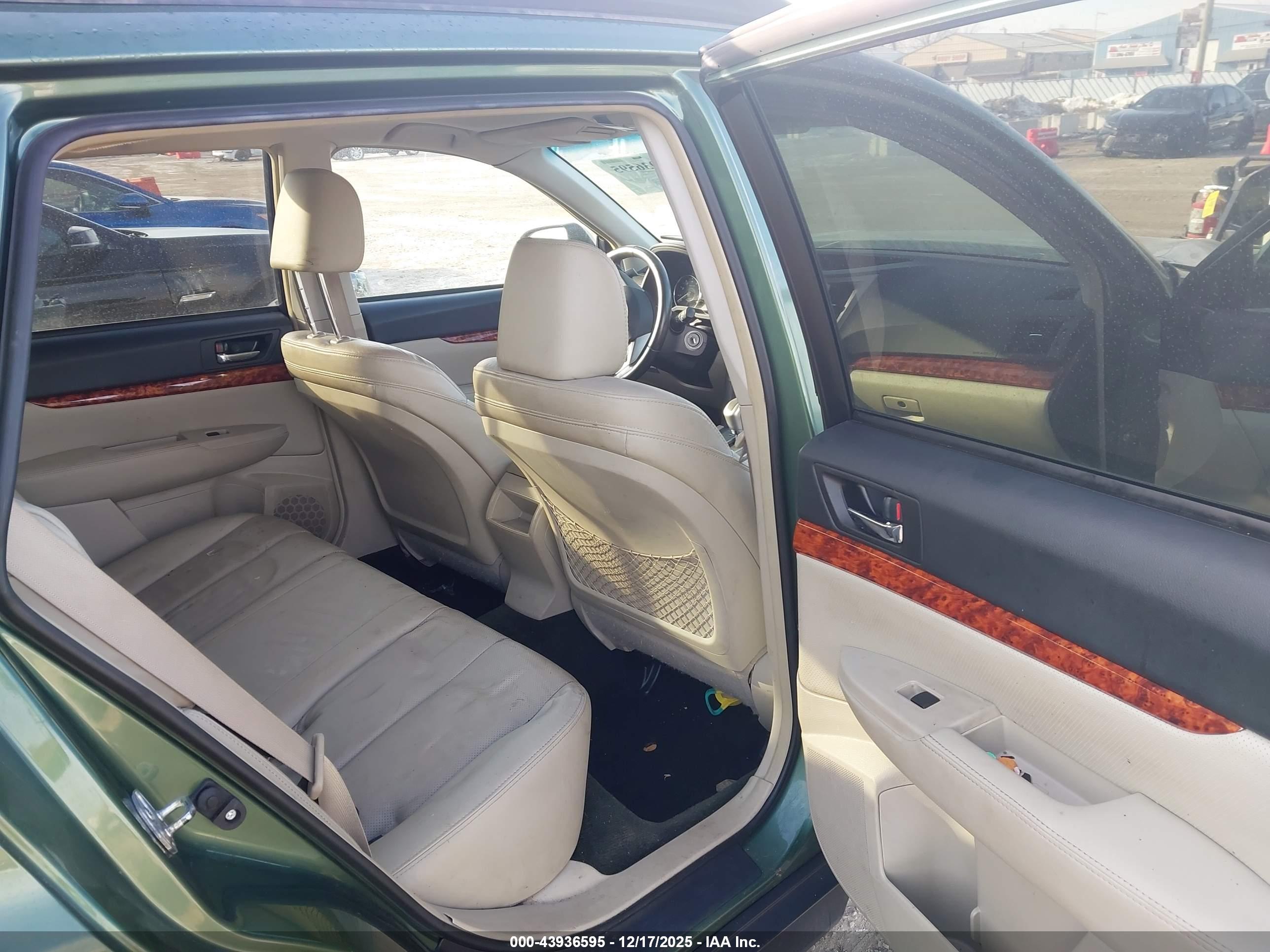 SUBARU OUTBACK image 8
