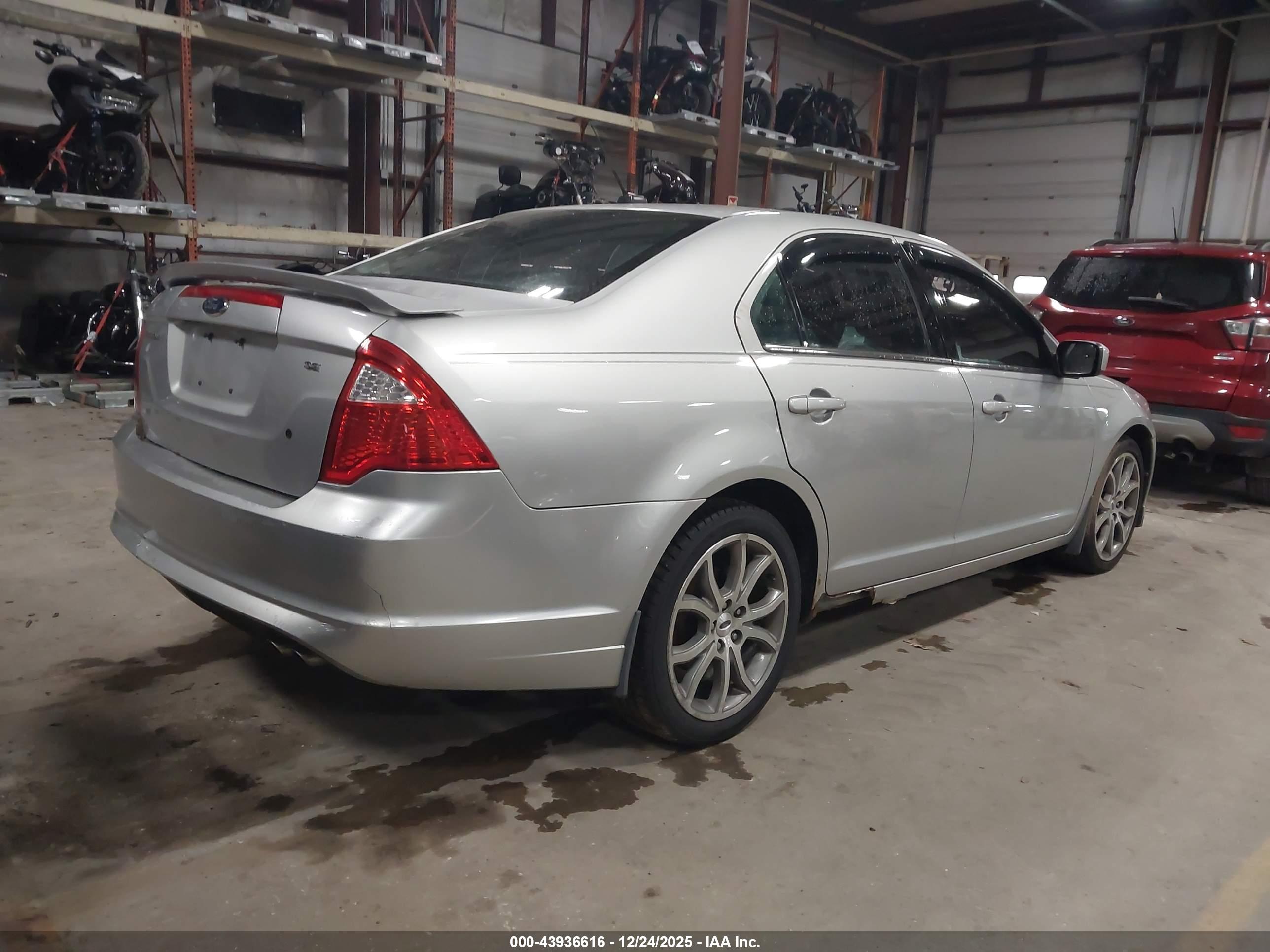 FORD FUSION image 4