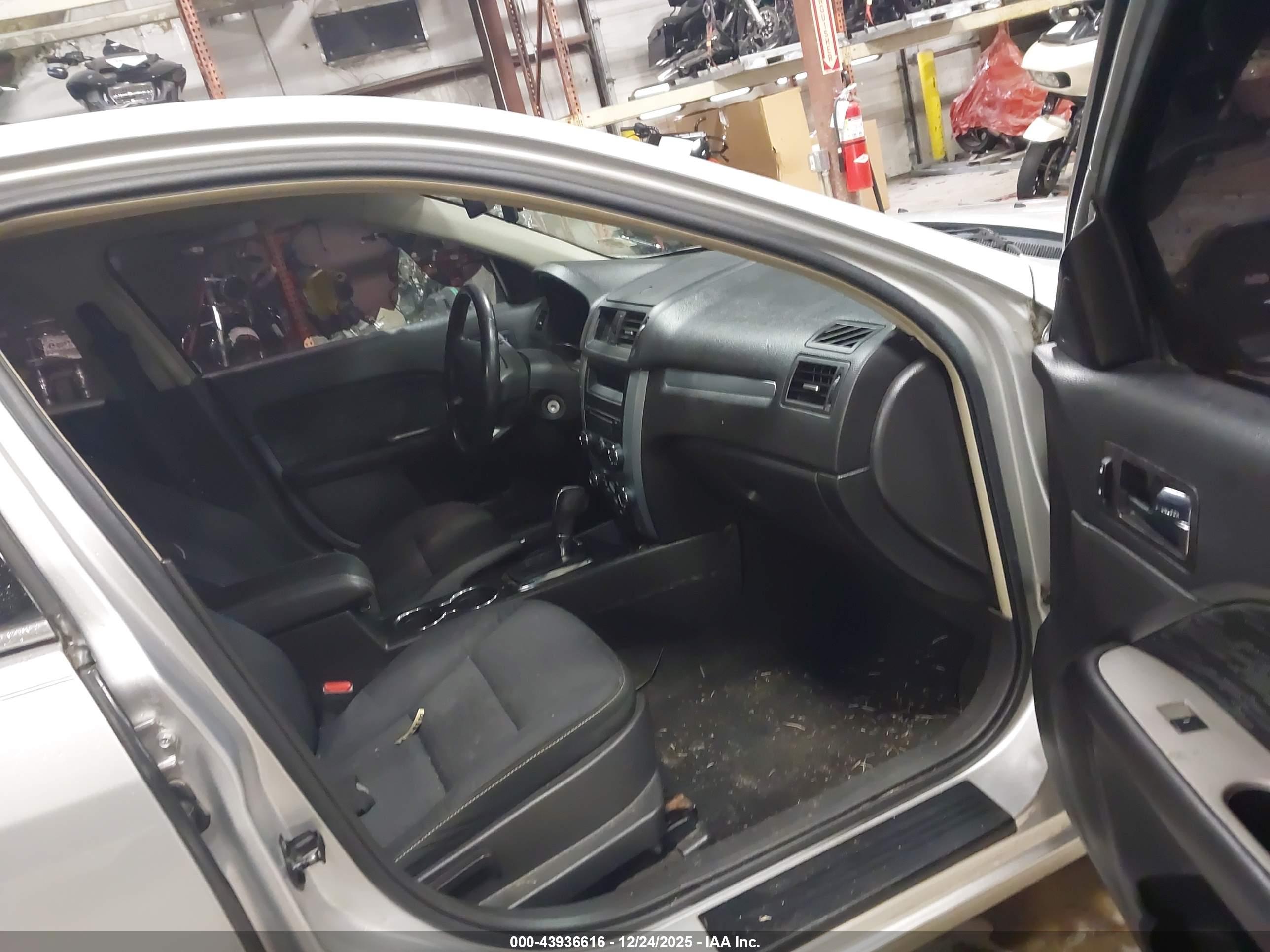 FORD FUSION image 5