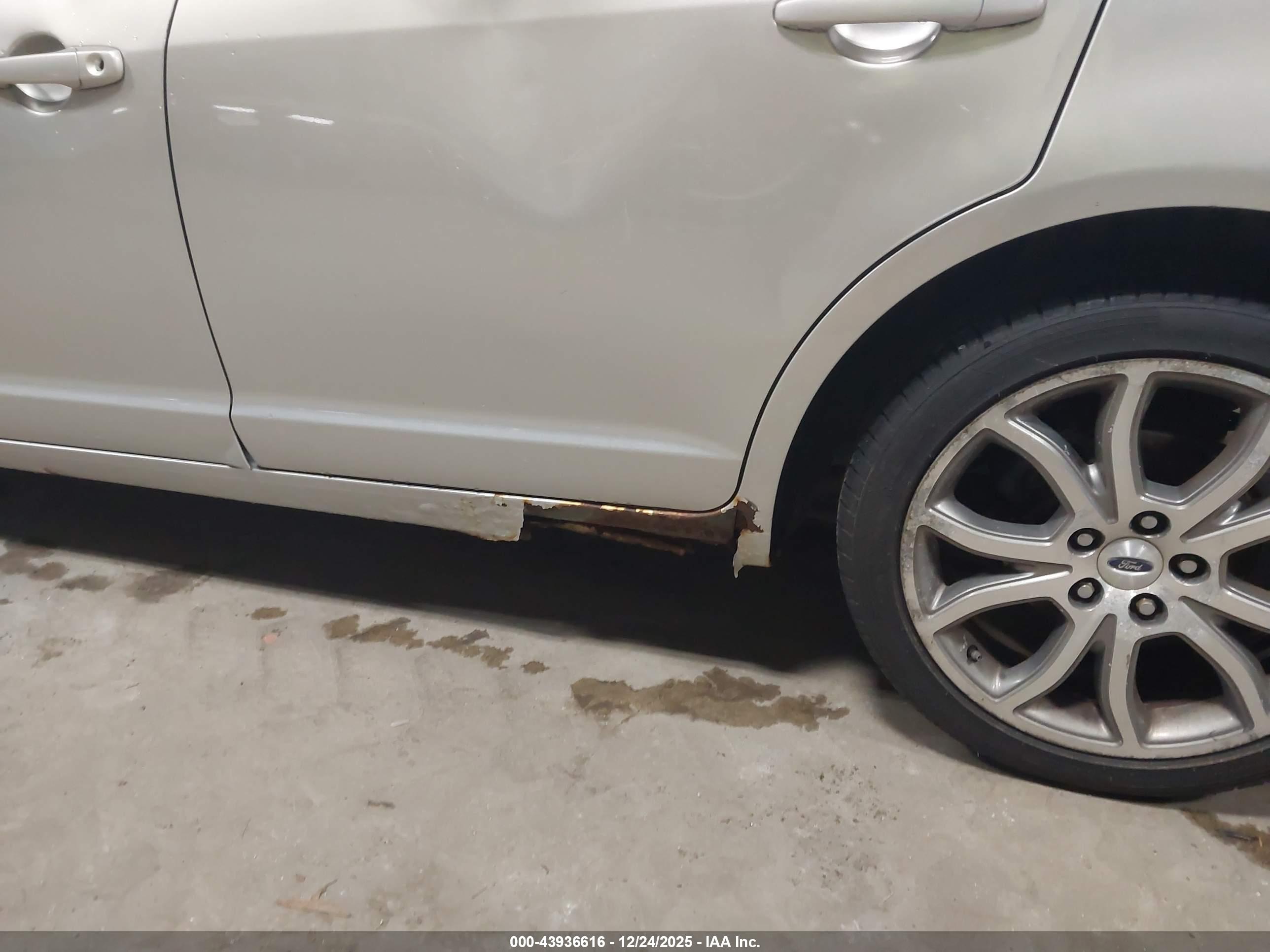 FORD FUSION image 6