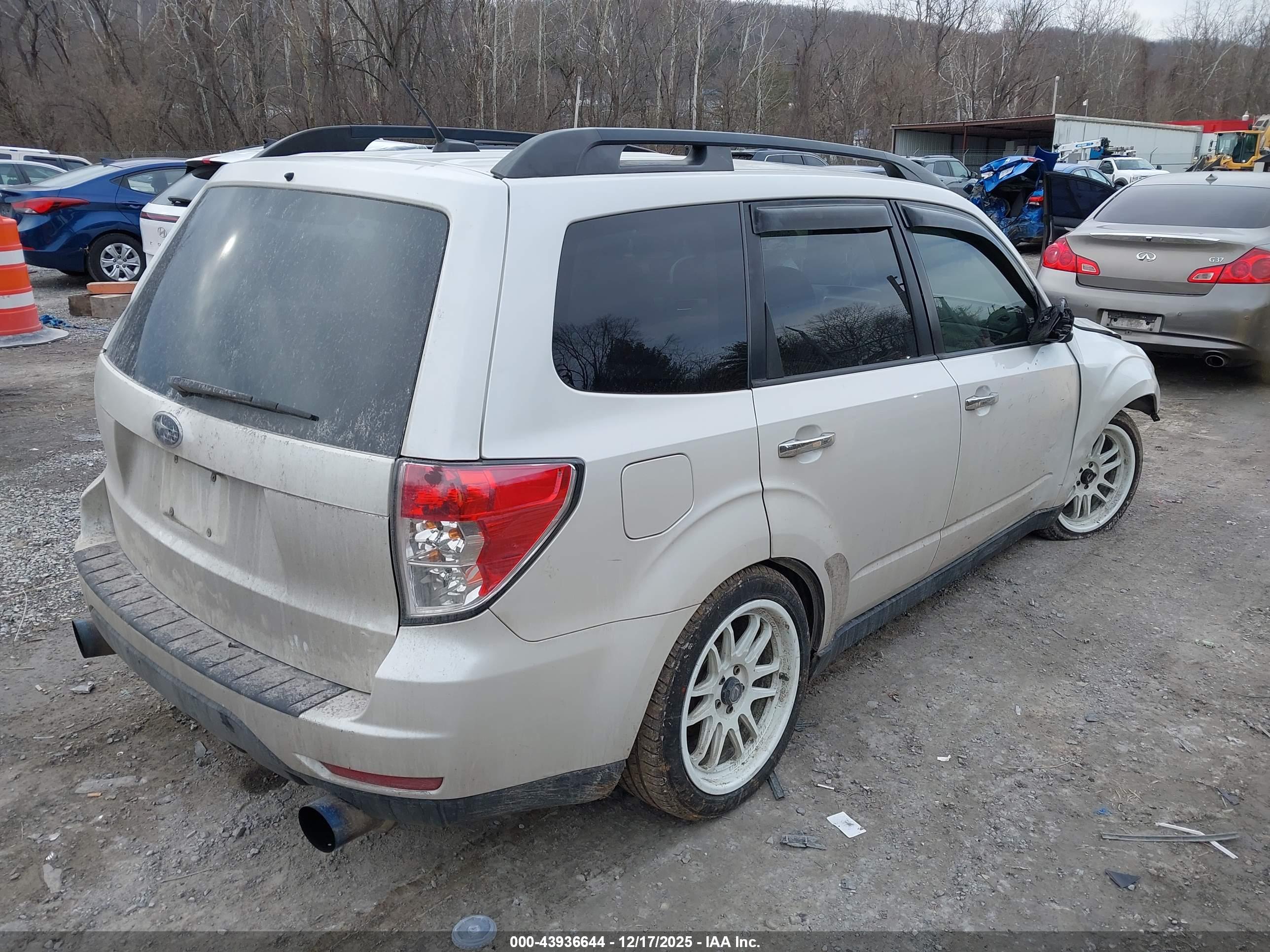 SUBARU FORESTER image 4