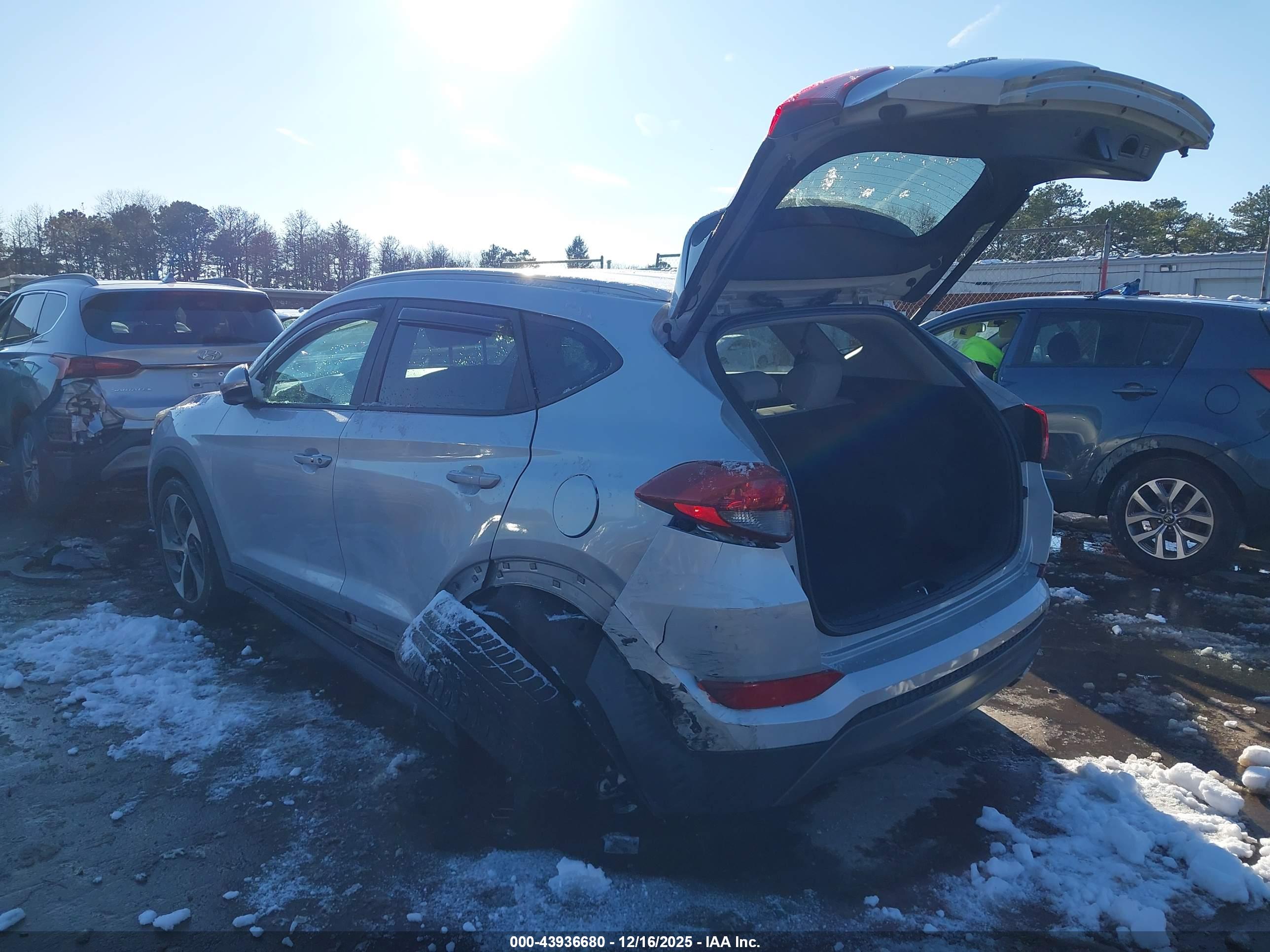 HYUNDAI TUCSON image 3
