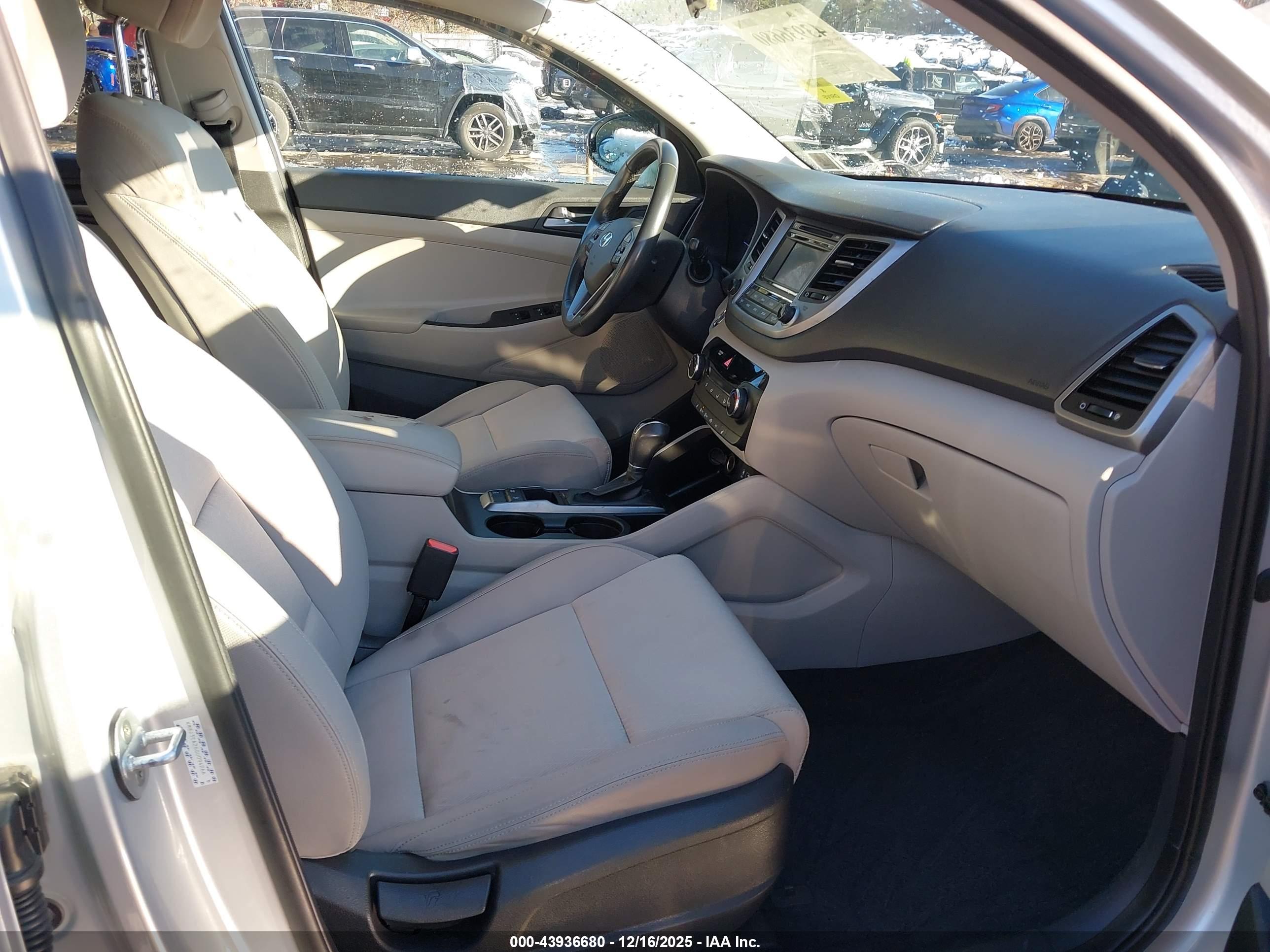 HYUNDAI TUCSON image 5