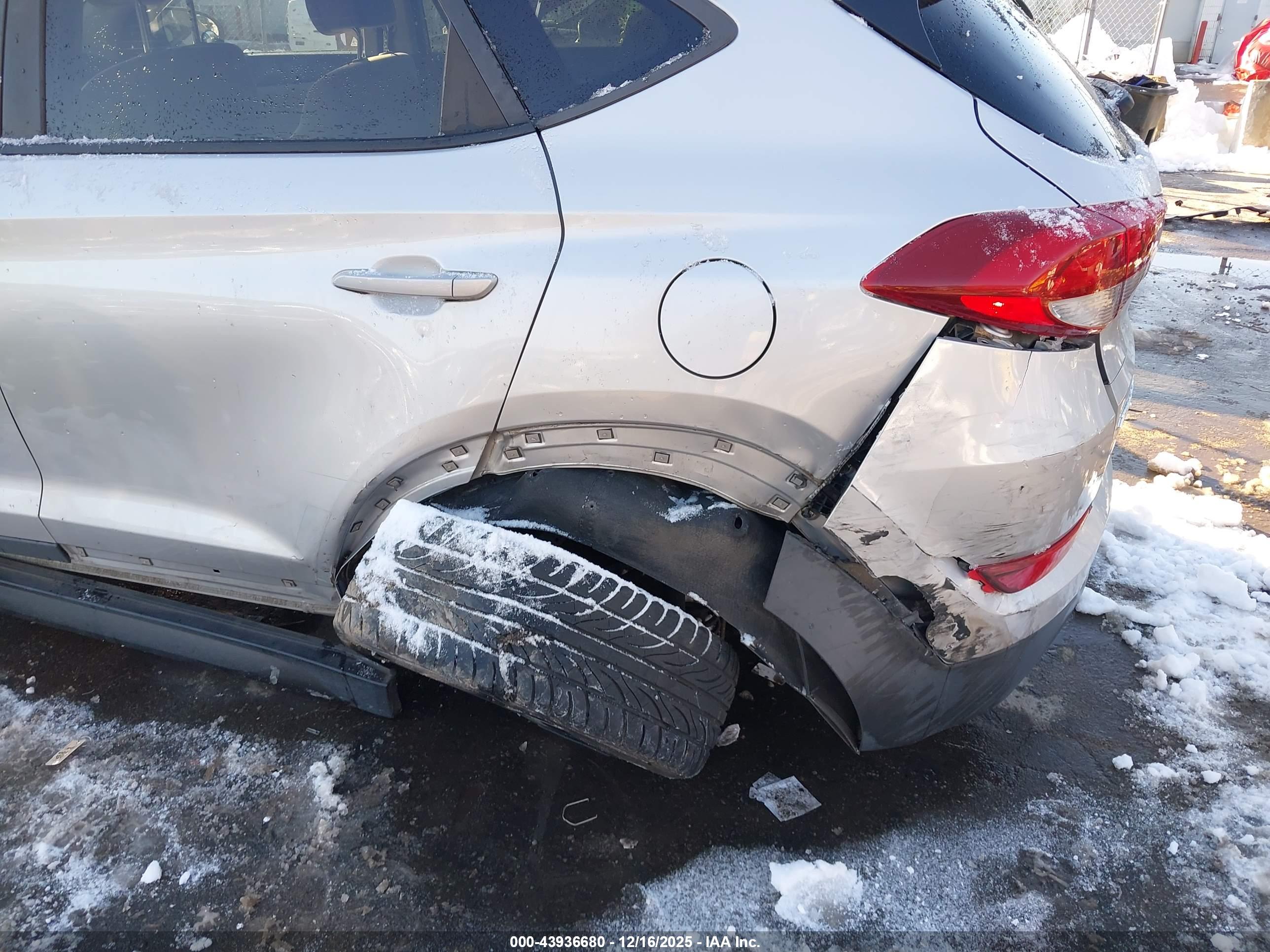 HYUNDAI TUCSON image 6