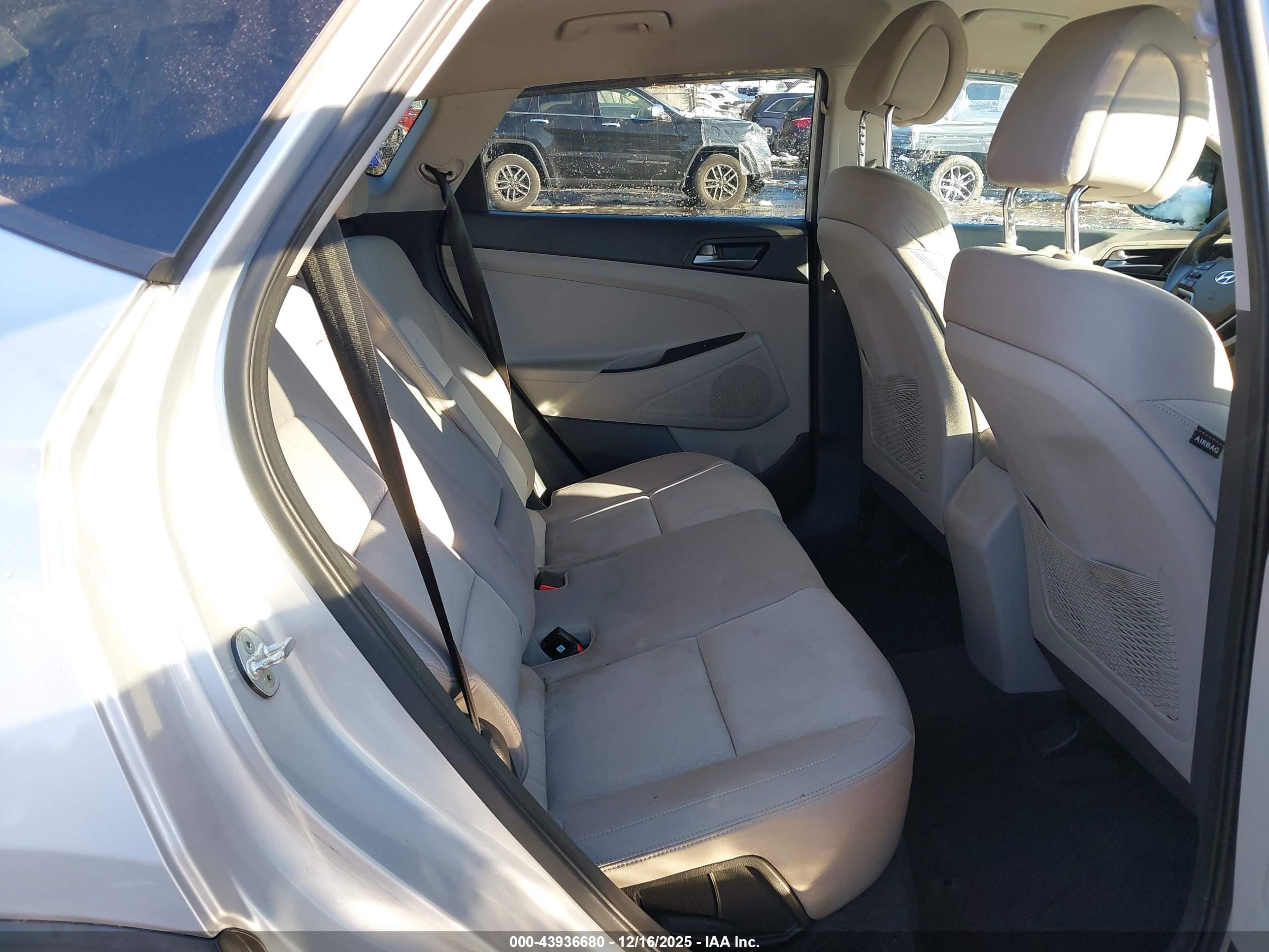 HYUNDAI TUCSON image 8