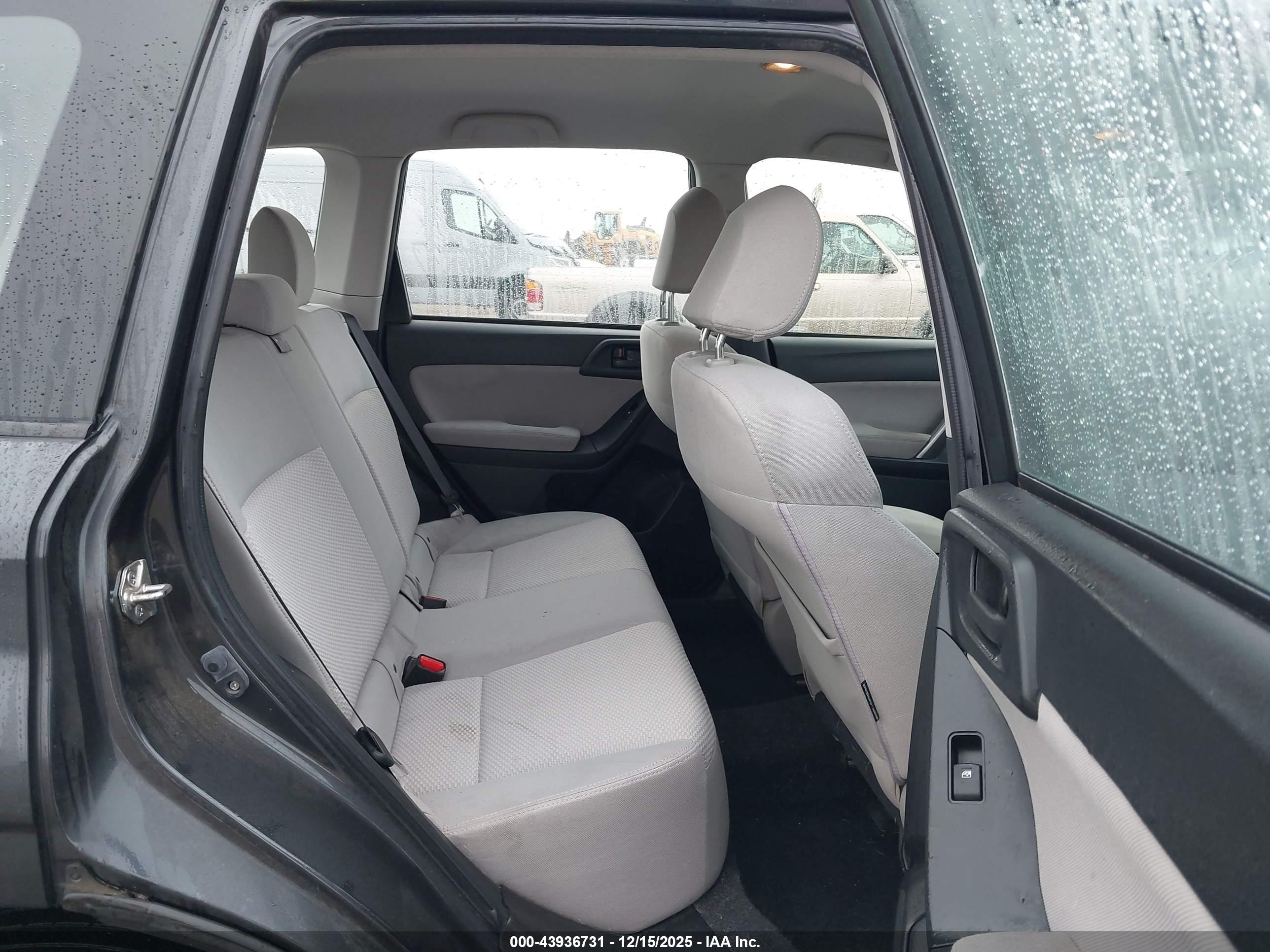 SUBARU FORESTER image 8