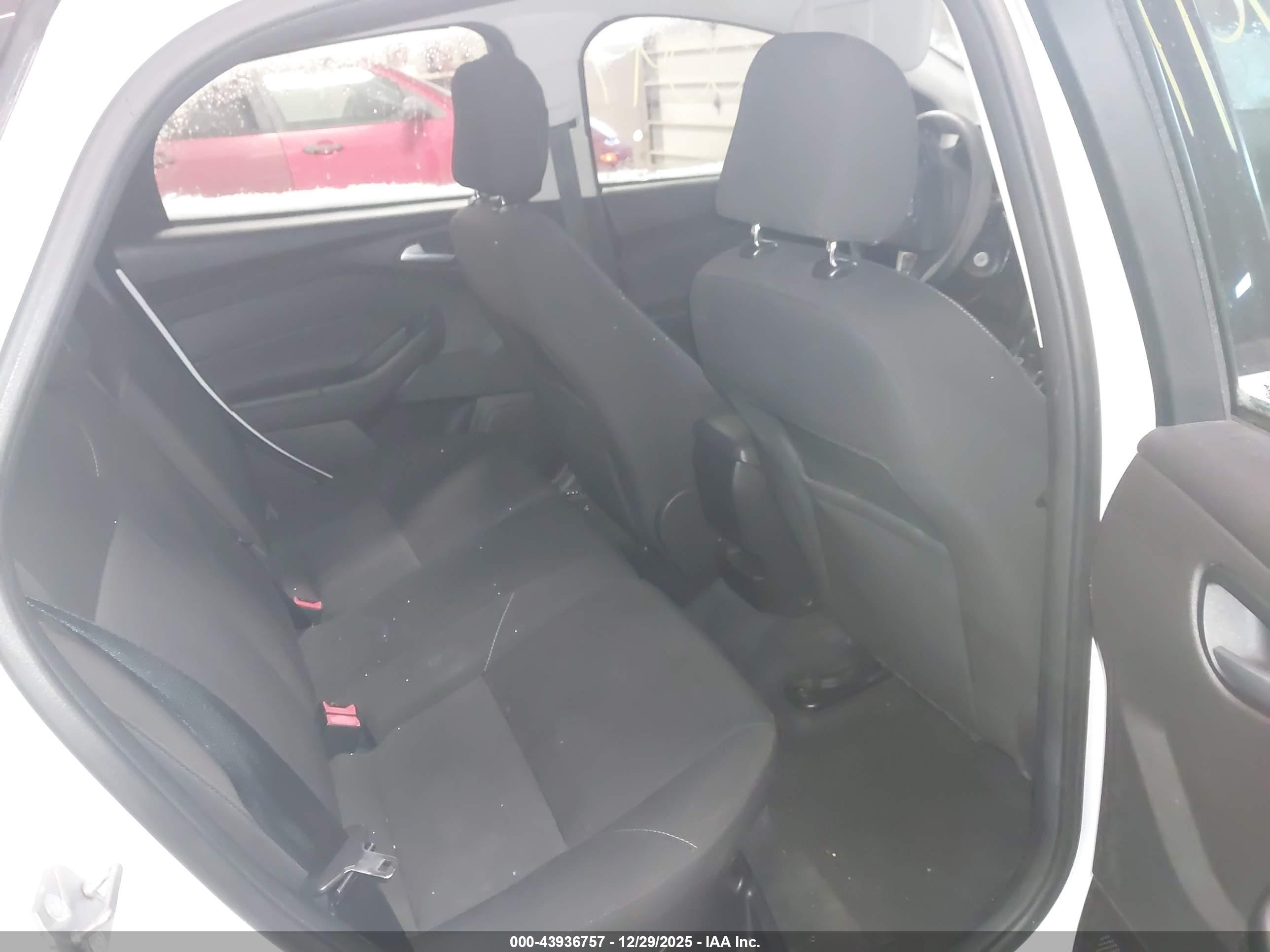 FORD FOCUS image 8