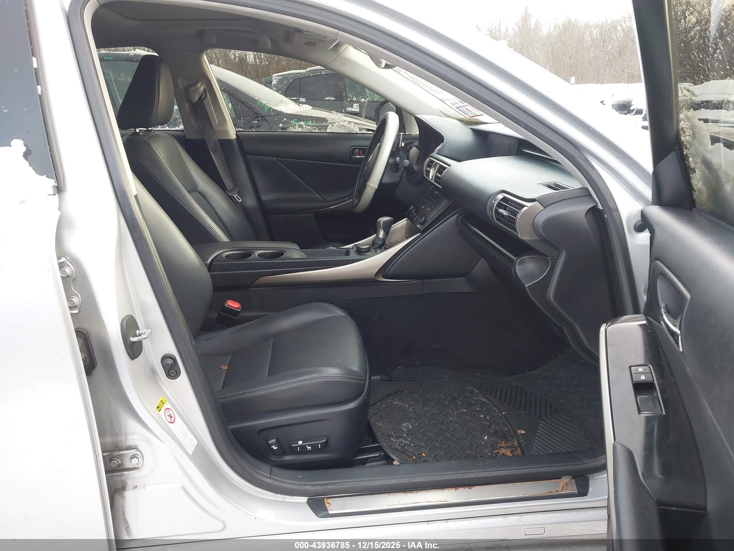 LEXUS IS image 5