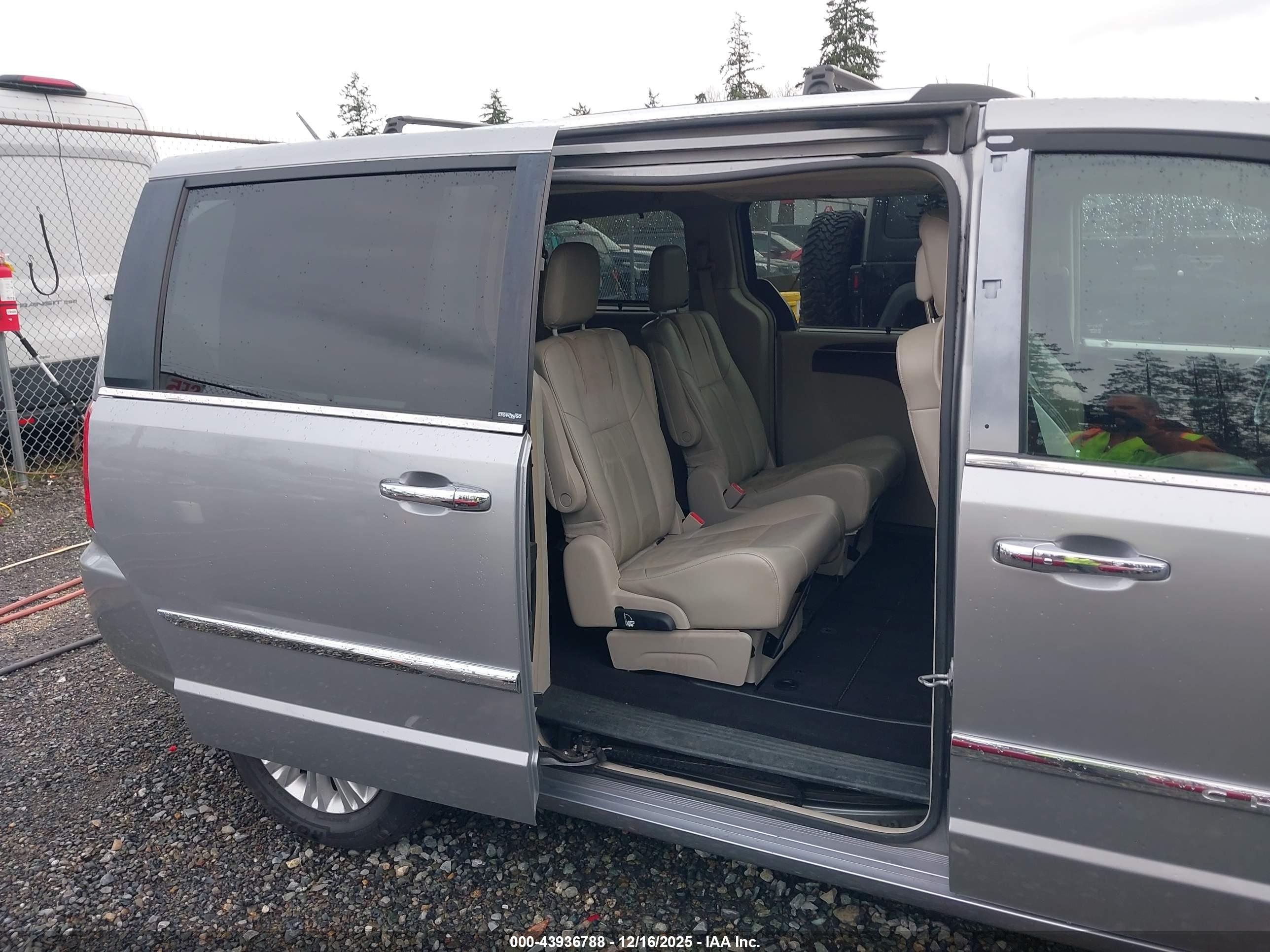CHRYSLER TOWN image 8