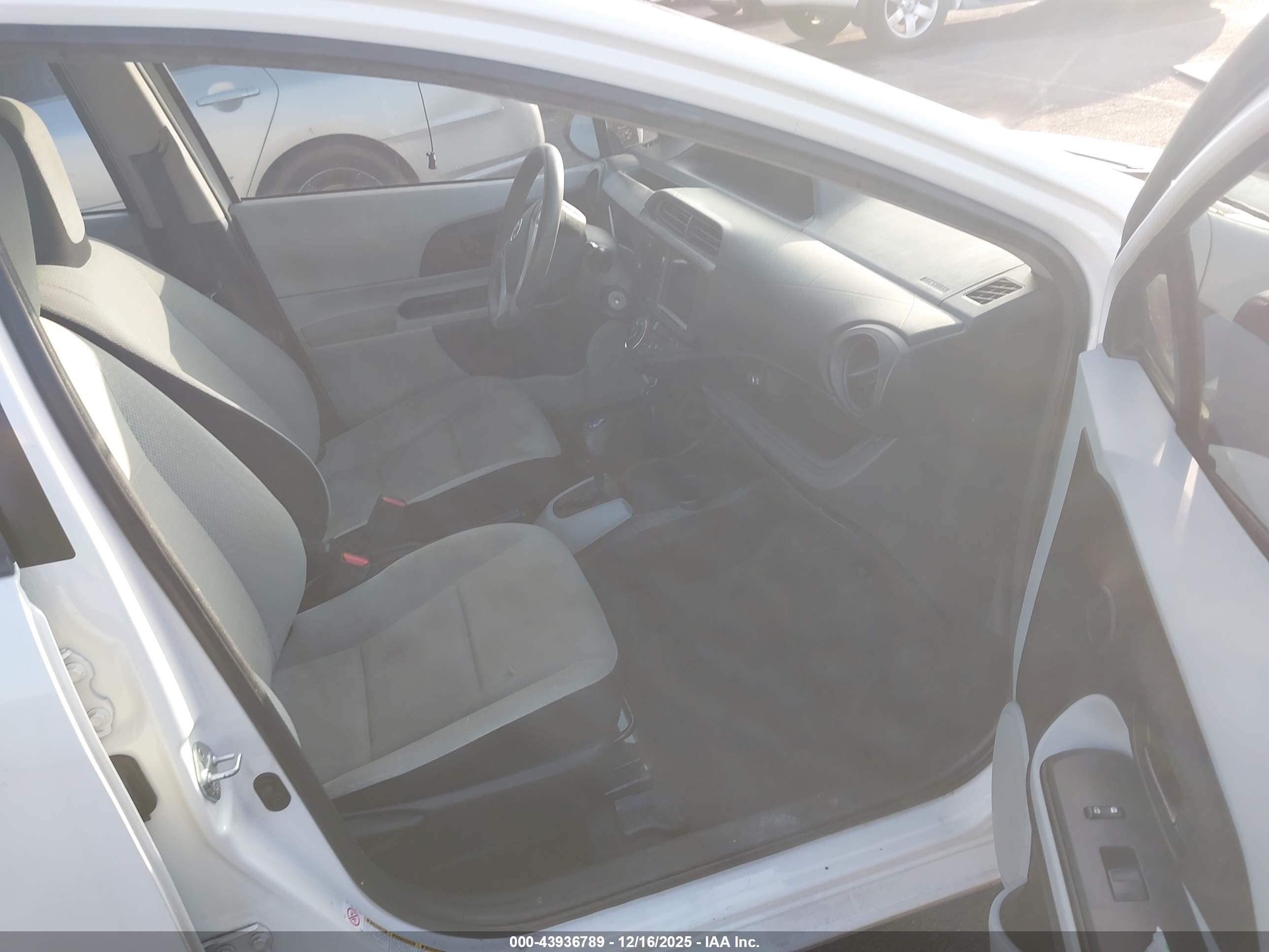 TOYOTA PRIUS image 5
