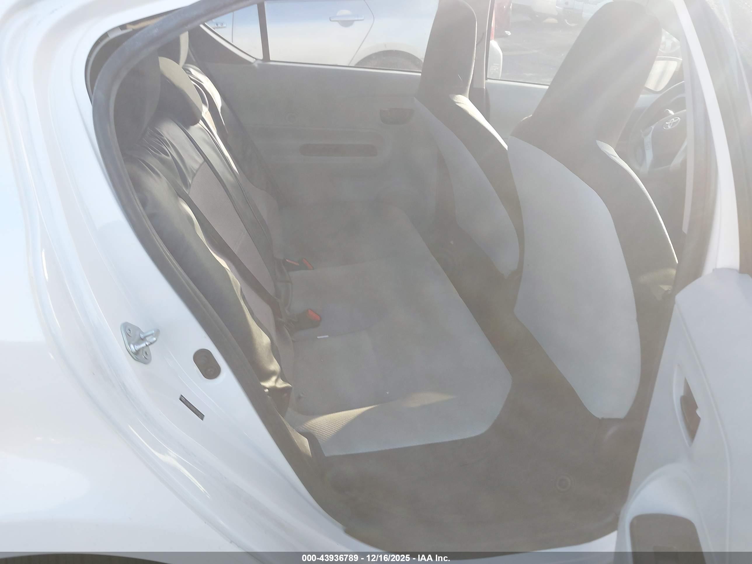 TOYOTA PRIUS image 8