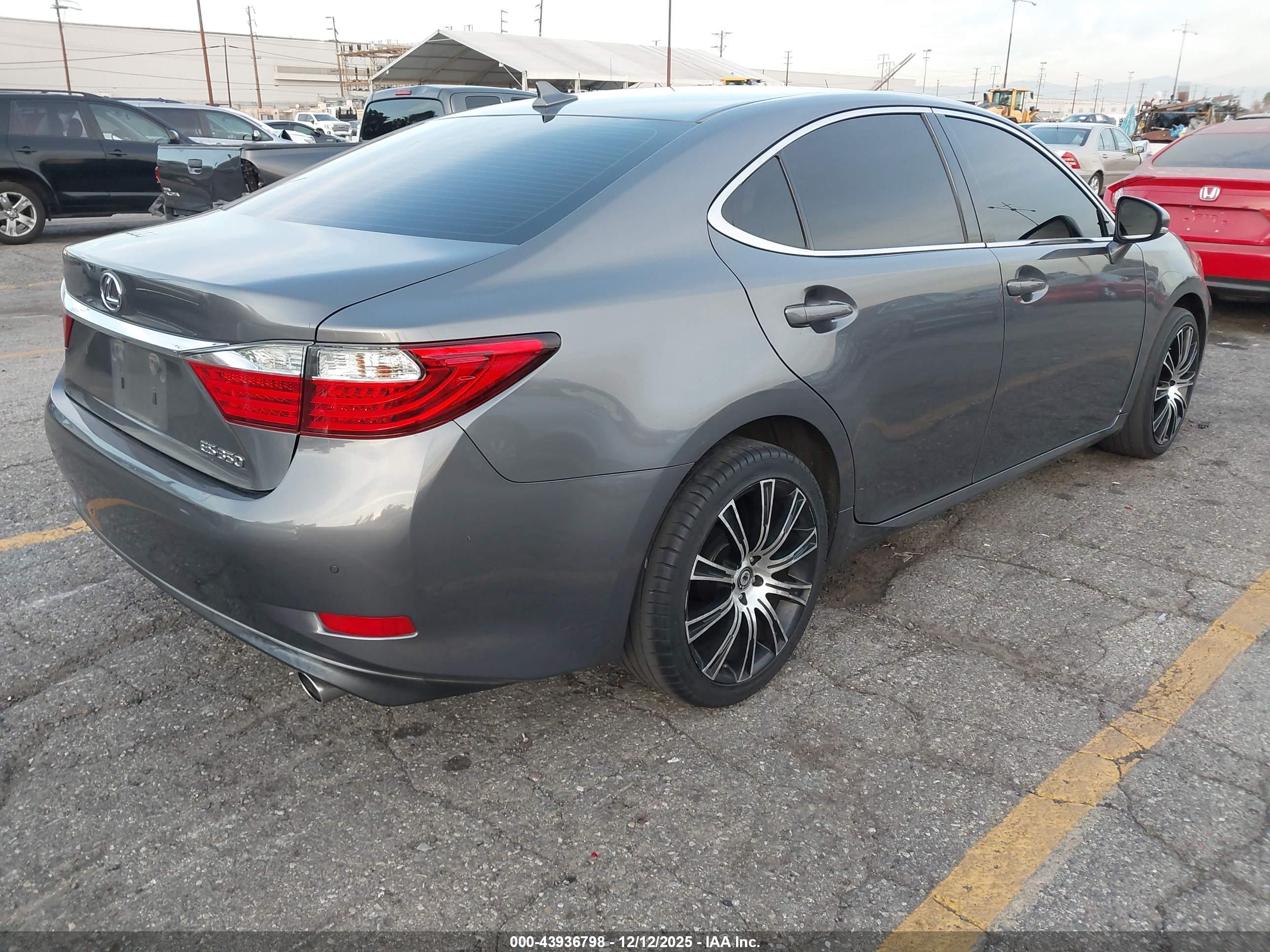 LEXUS ES image 4