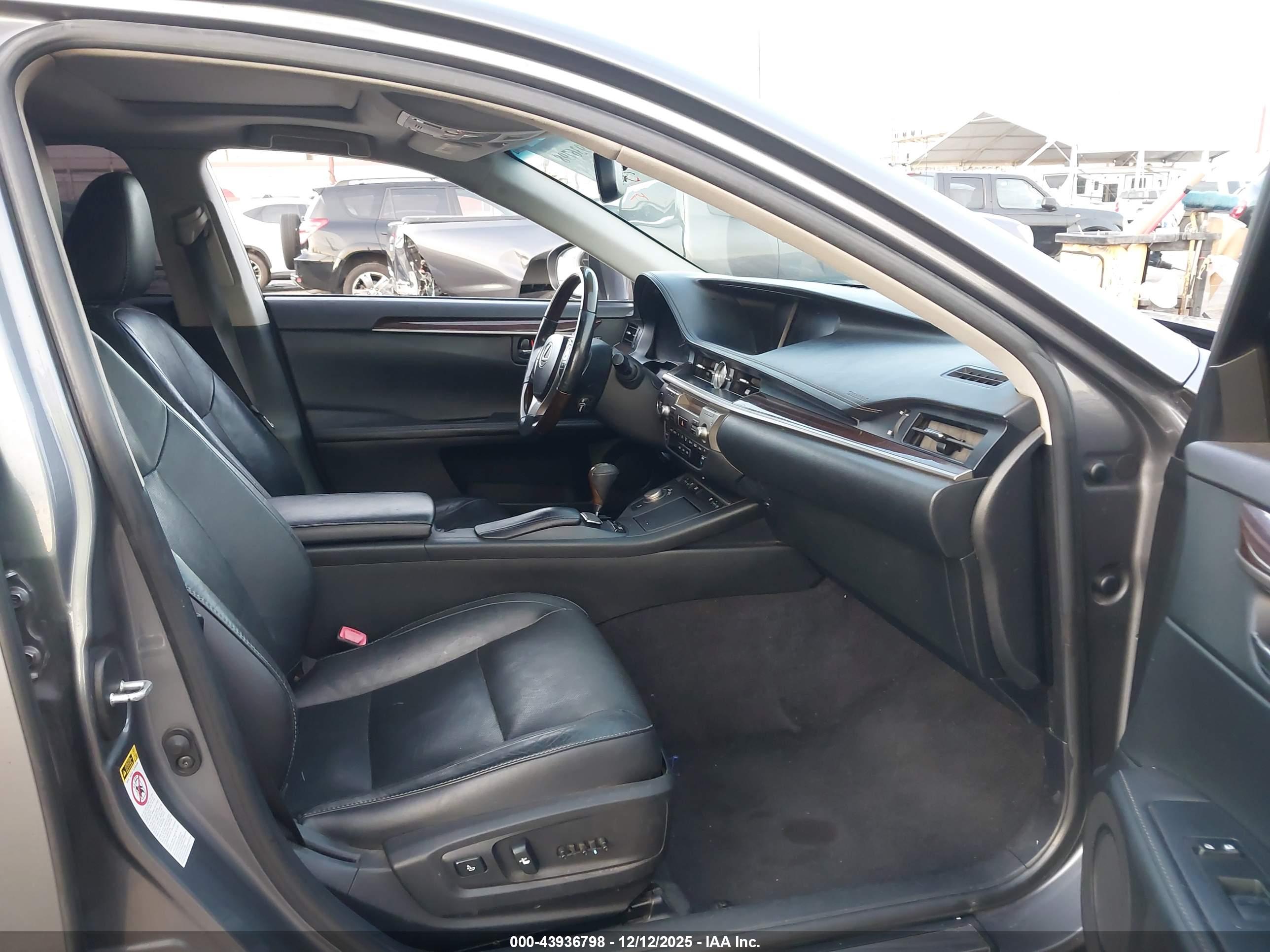 LEXUS ES image 5