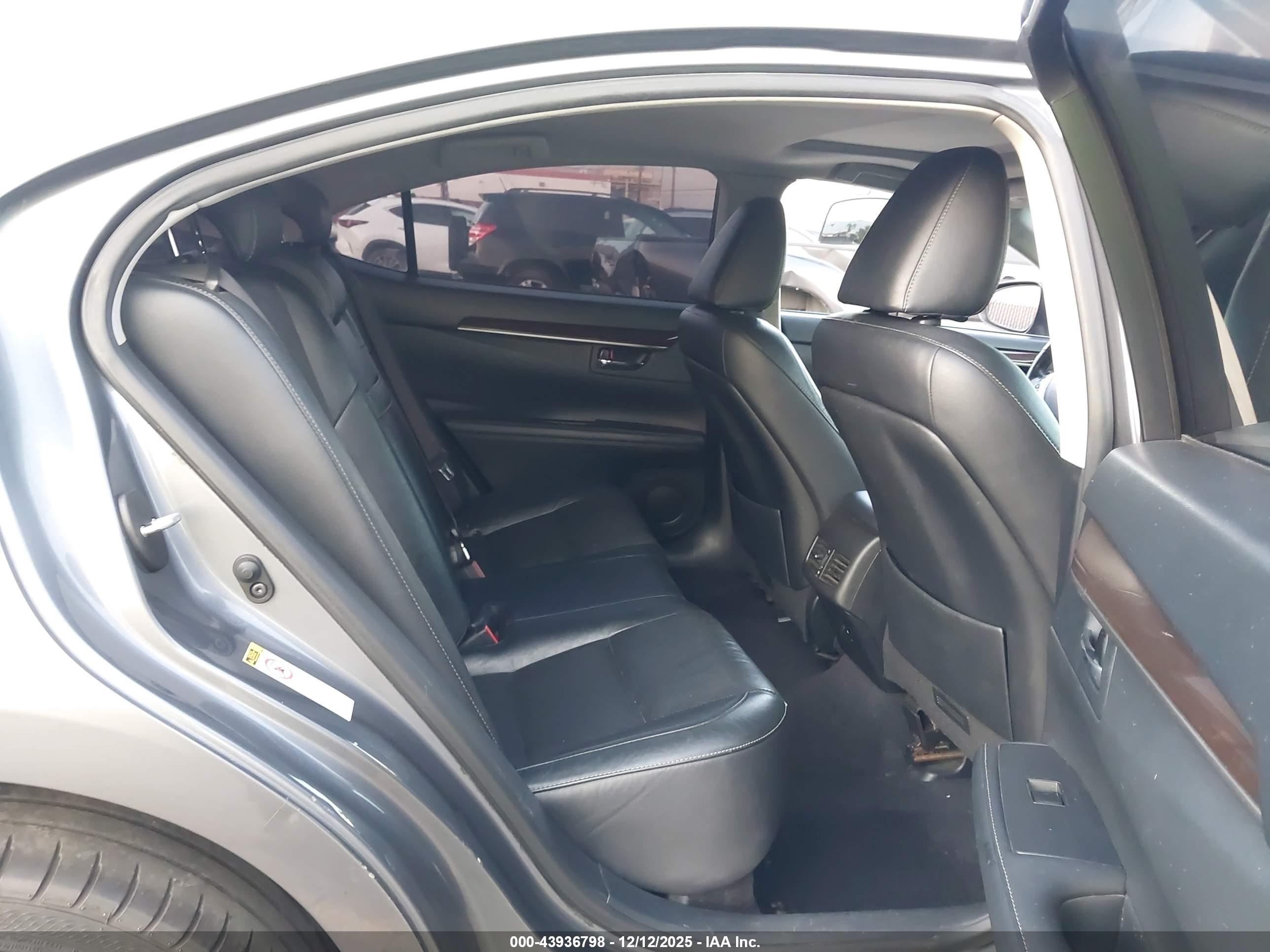 LEXUS ES image 8