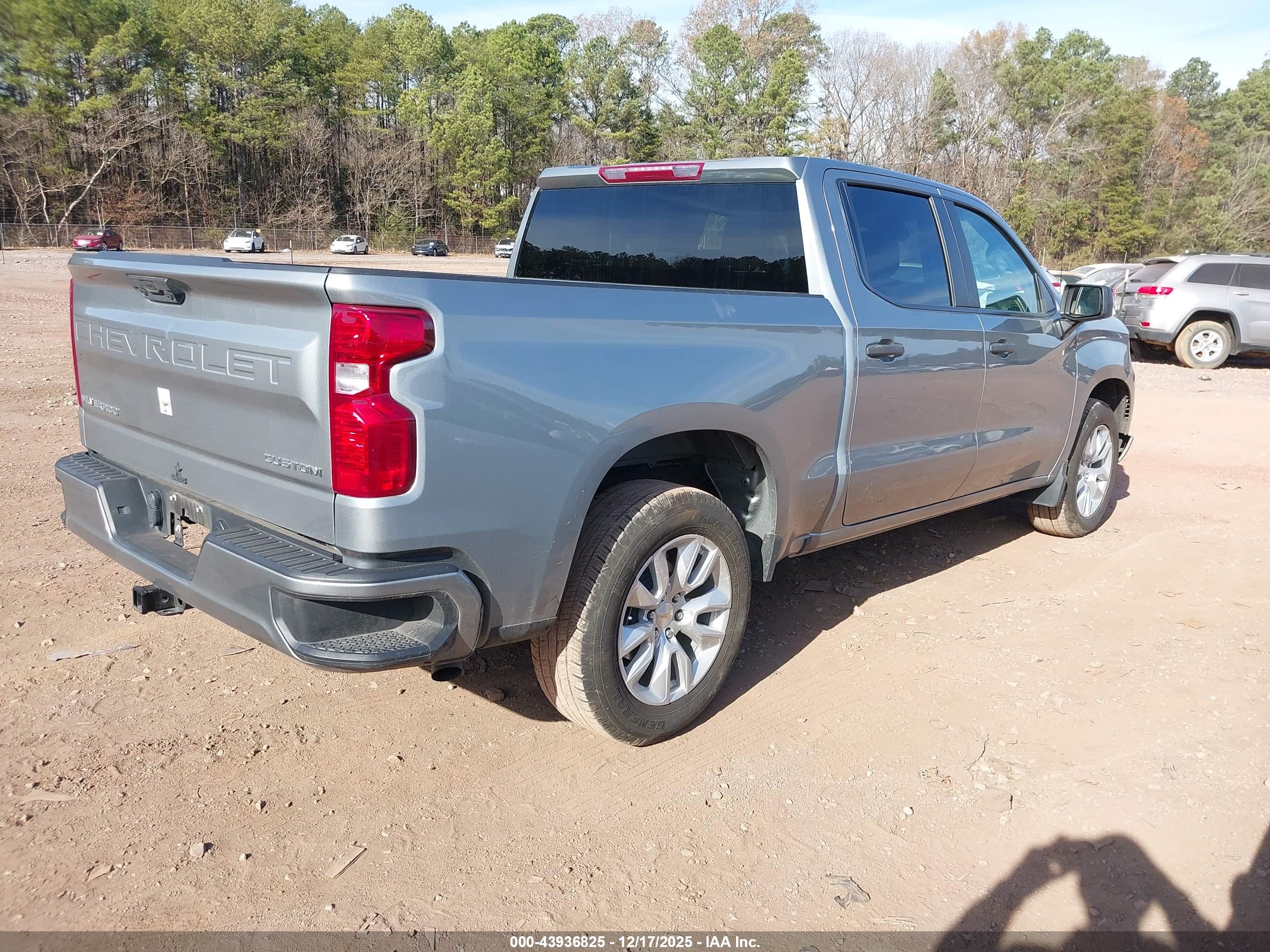 CHEVROLET SILVERADO image 4