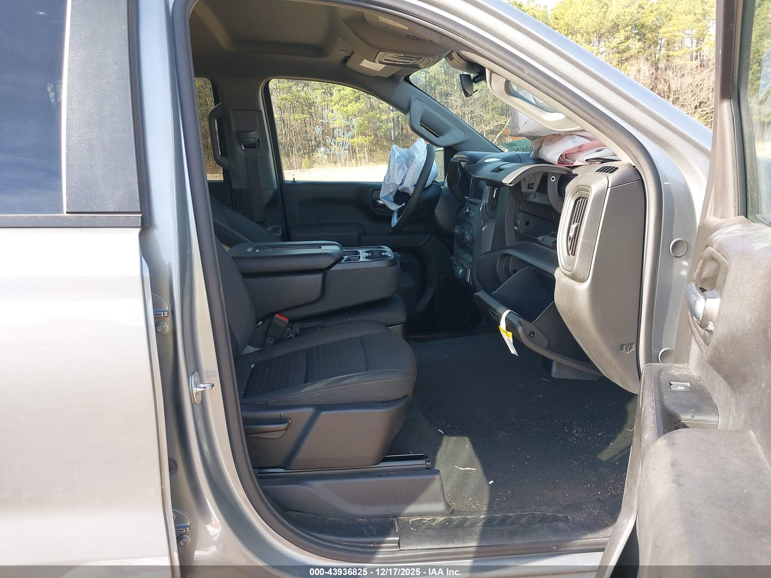 CHEVROLET SILVERADO image 5