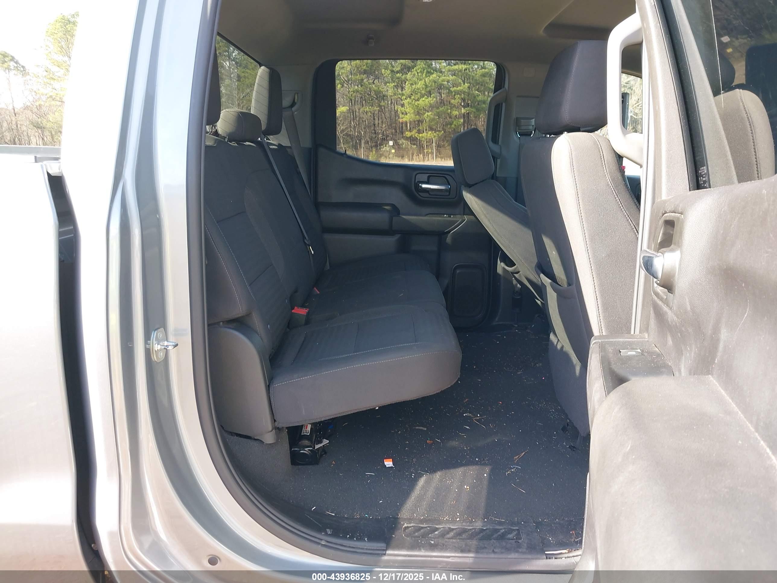 CHEVROLET SILVERADO image 8
