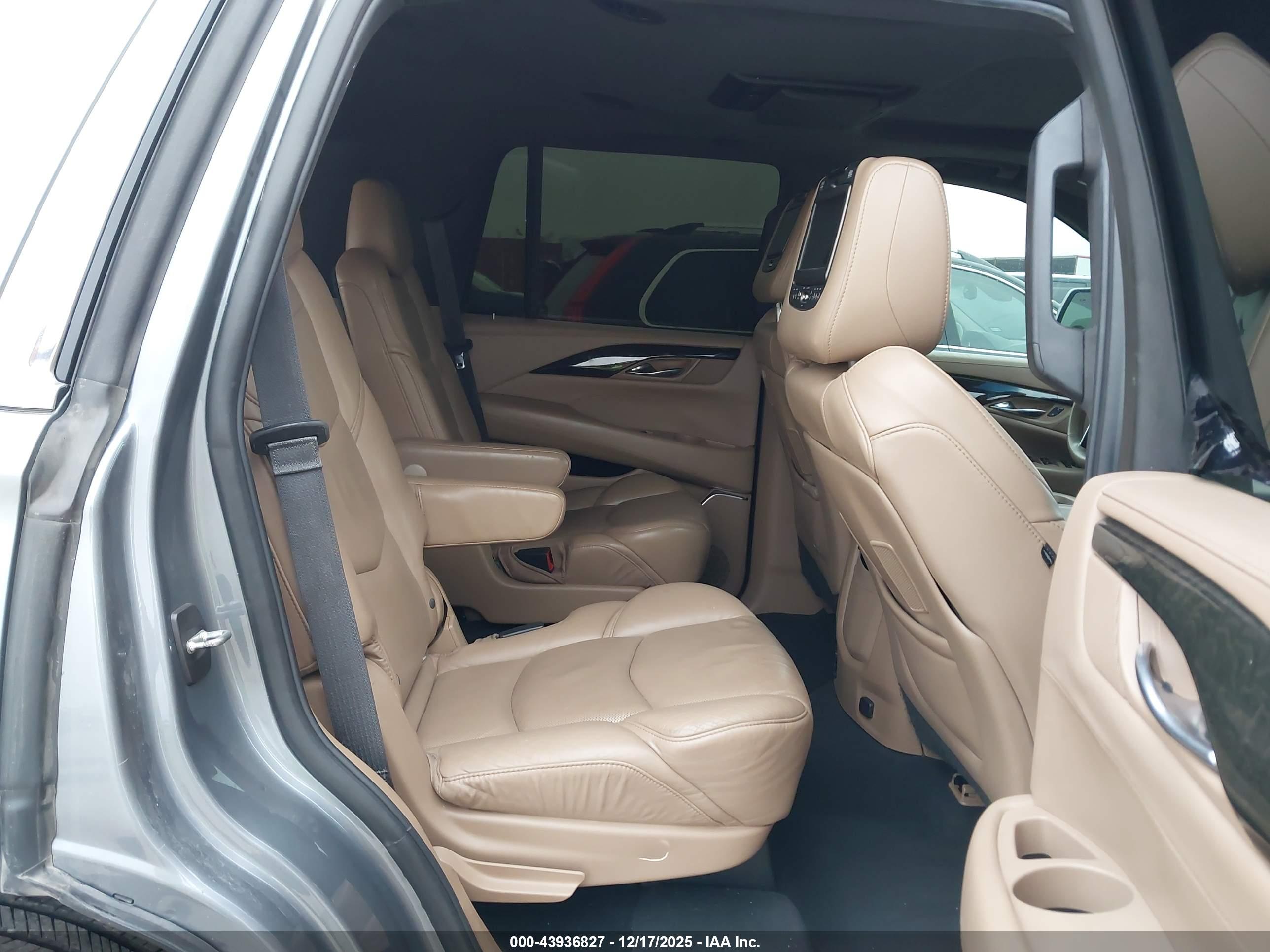 CADILLAC ESCALADE image 8