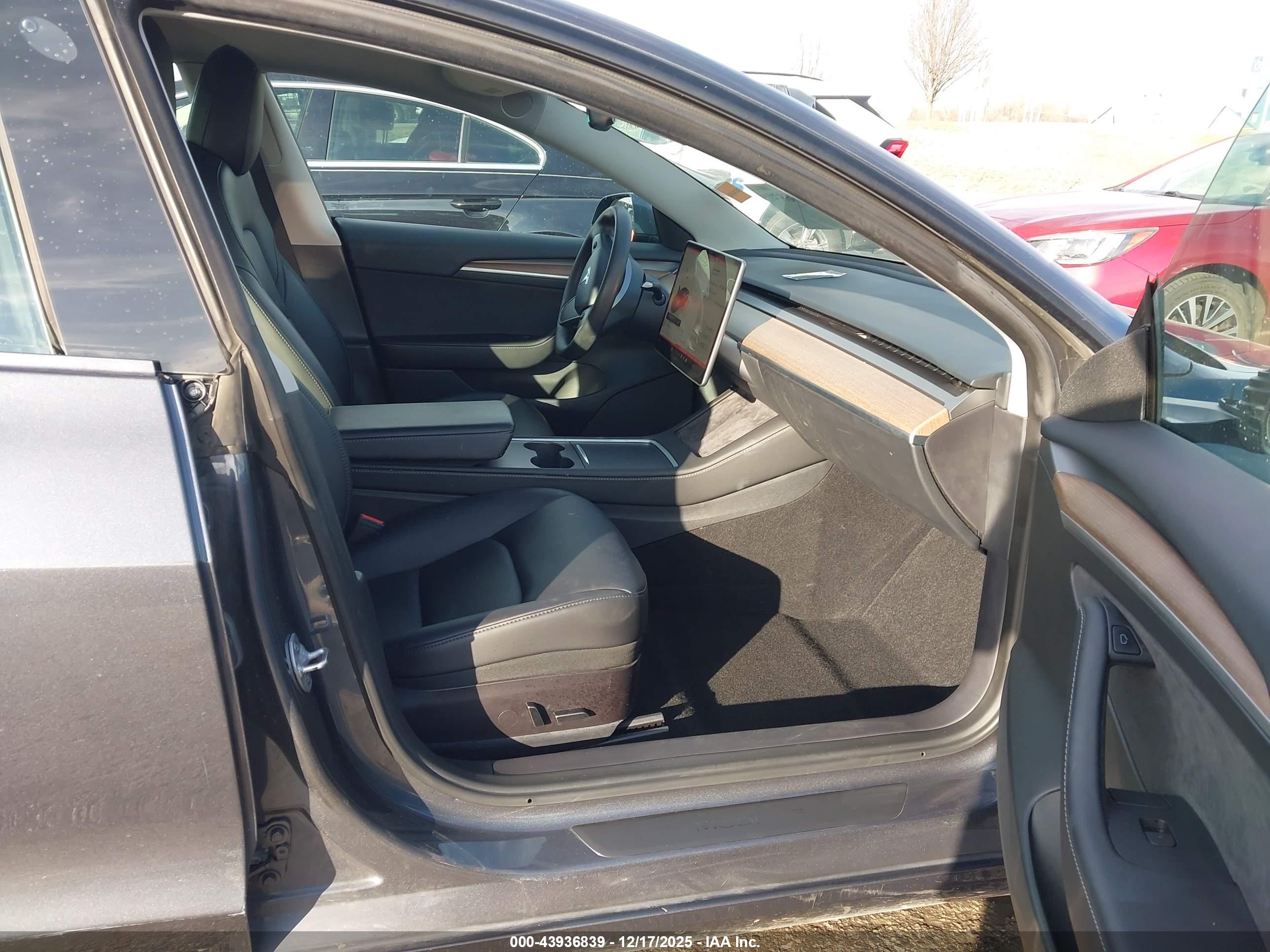 TESLA MODEL image 5