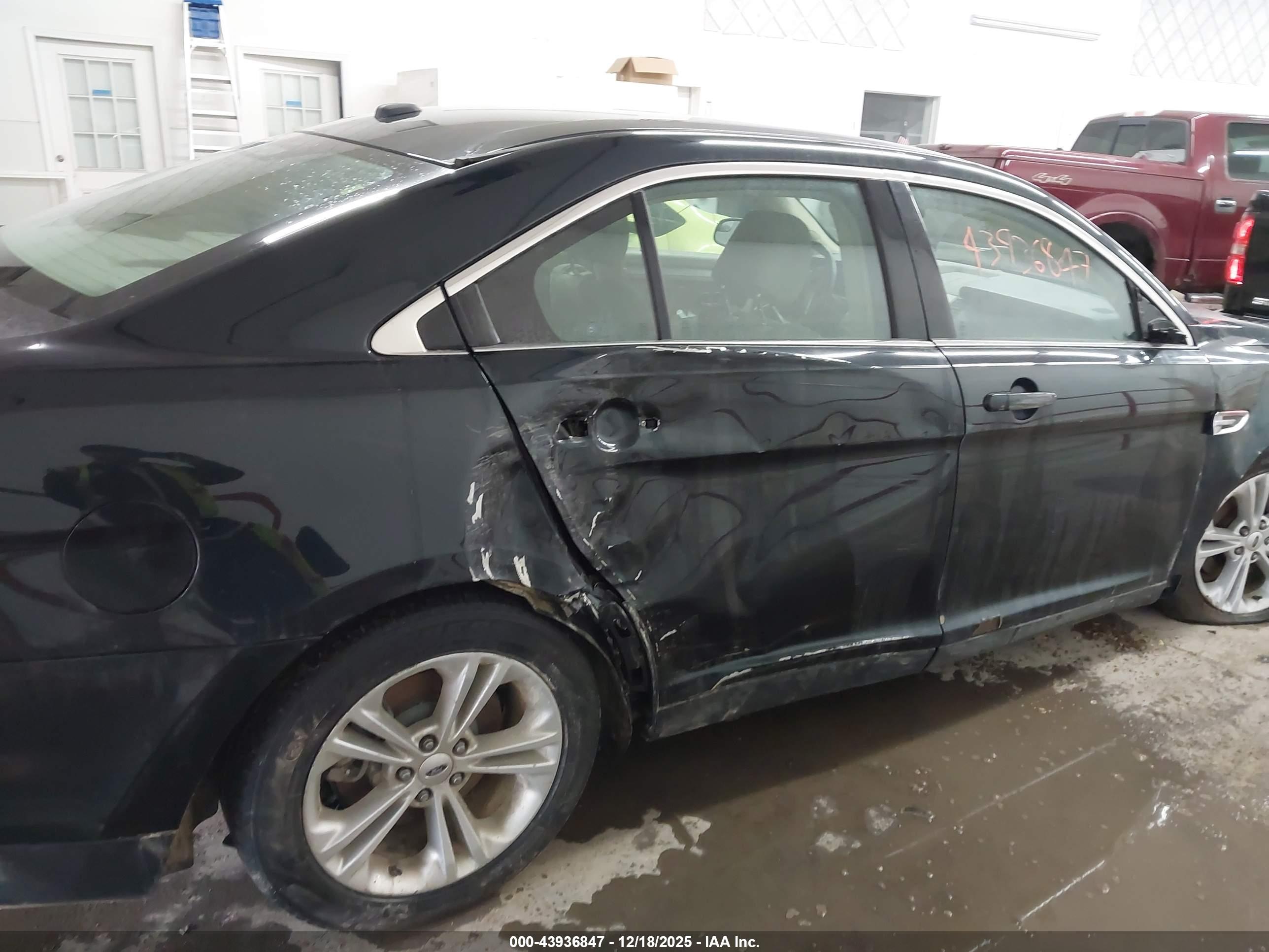 FORD TAURUS image 6