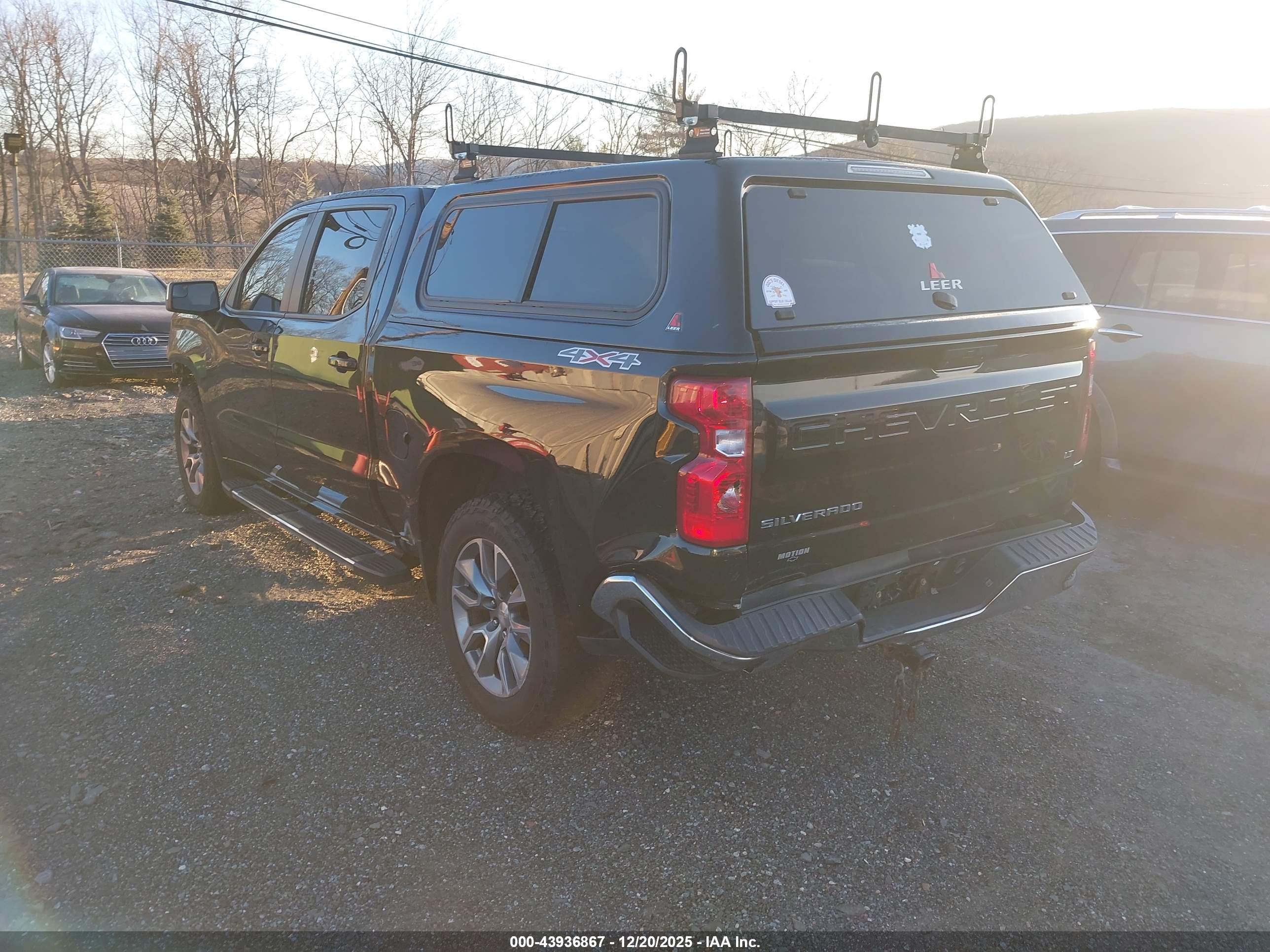 CHEVROLET SILVERADO image 3