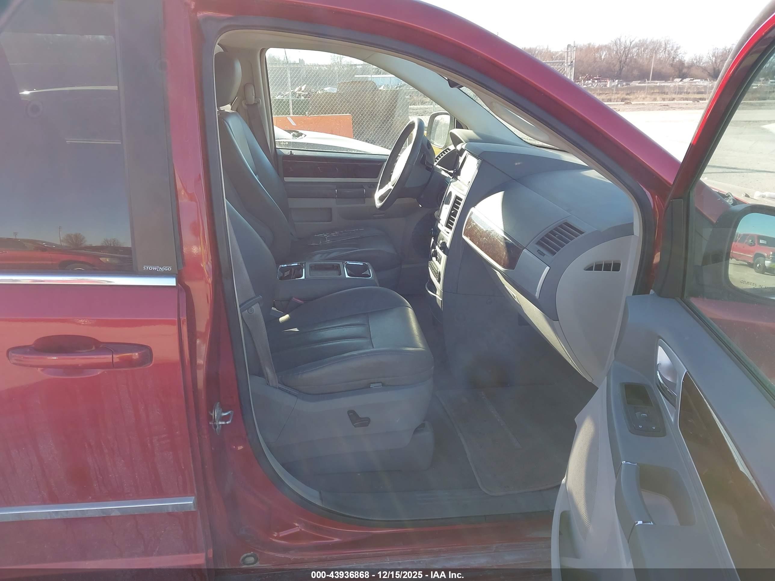 CHRYSLER TOWN image 5