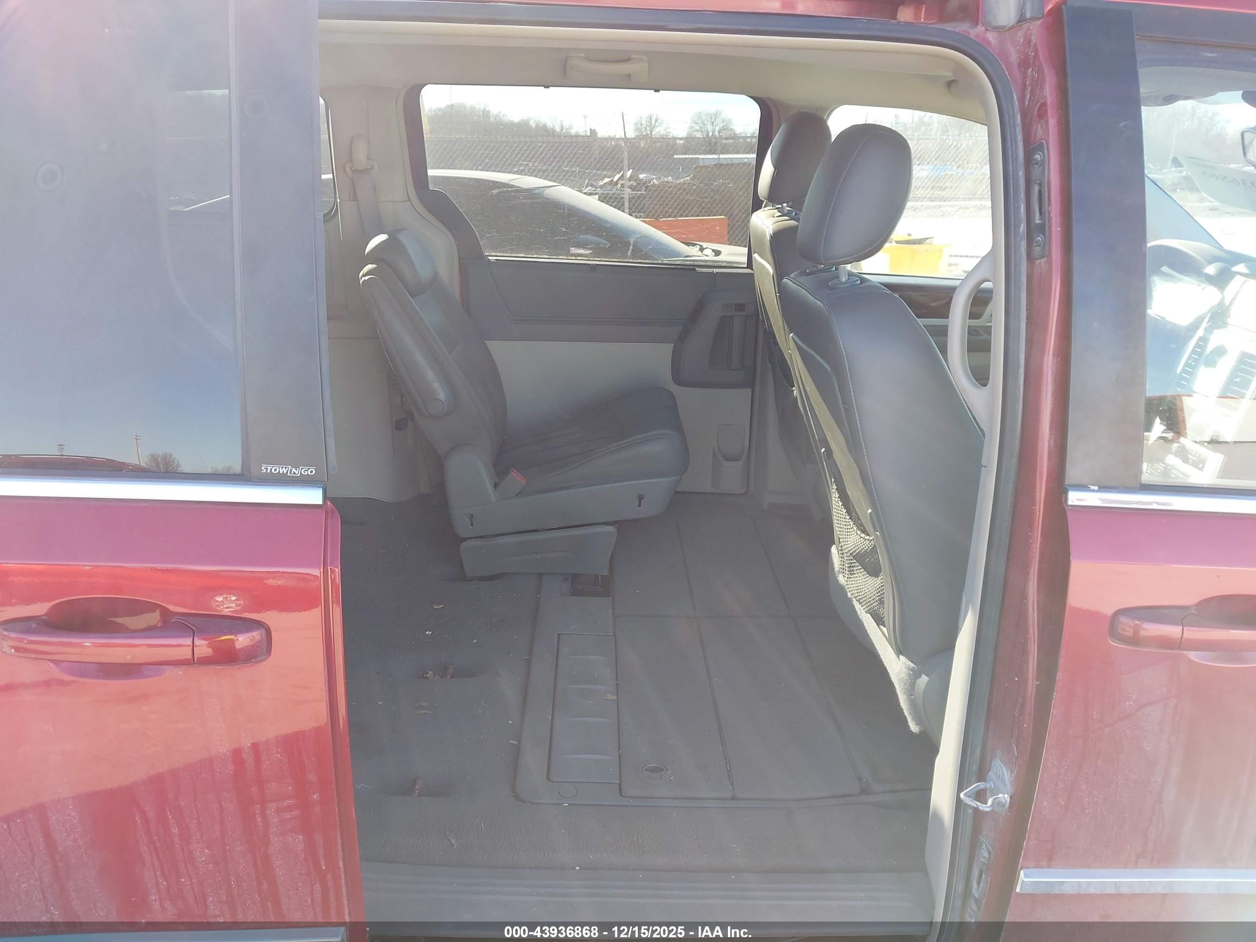 CHRYSLER TOWN image 8