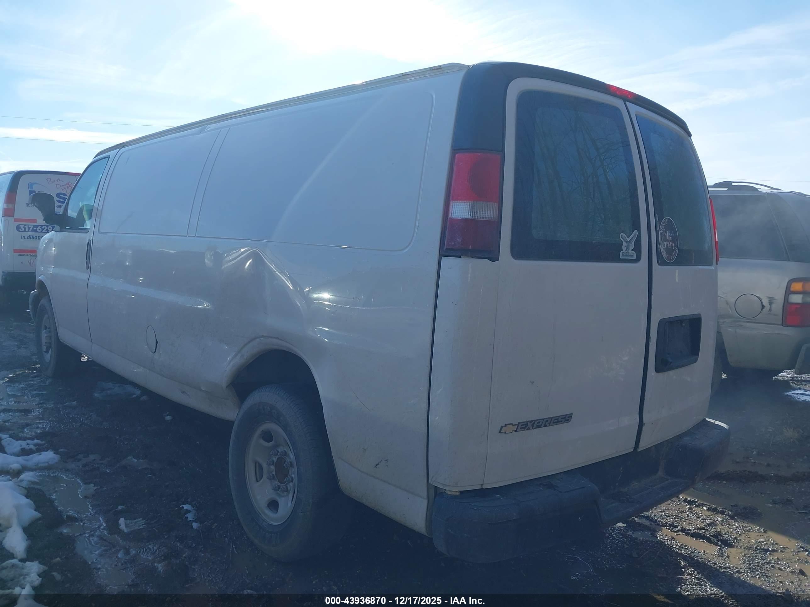 CHEVROLET EXPRESS image 3