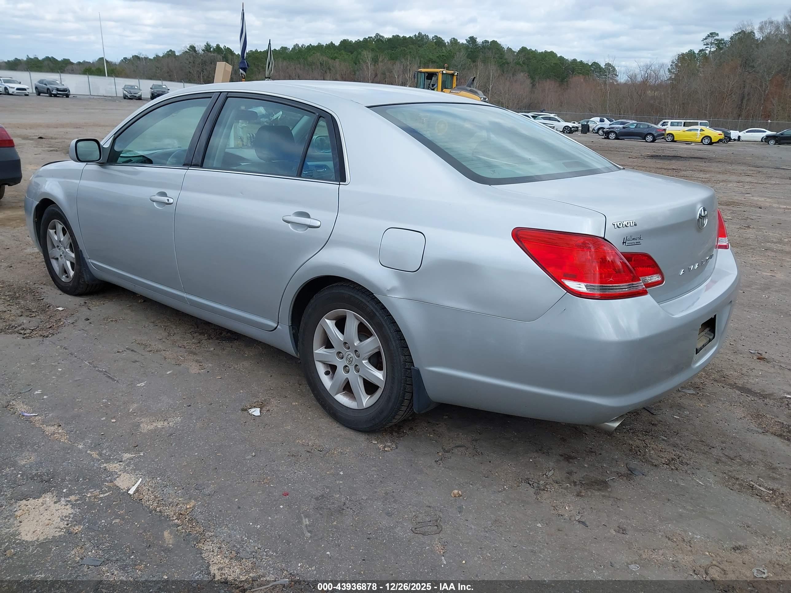 TOYOTA AVALON image 3