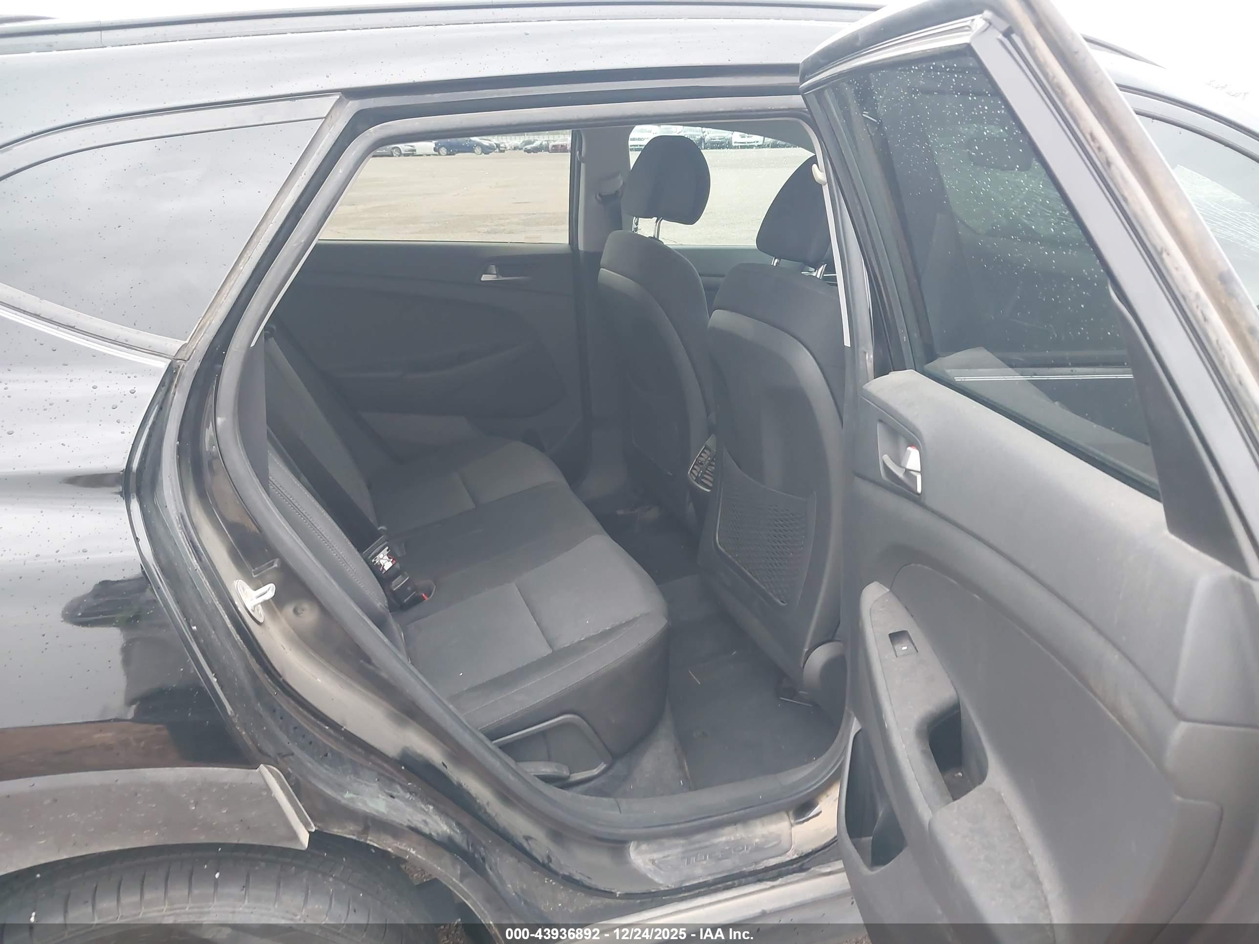 HYUNDAI TUCSON image 8