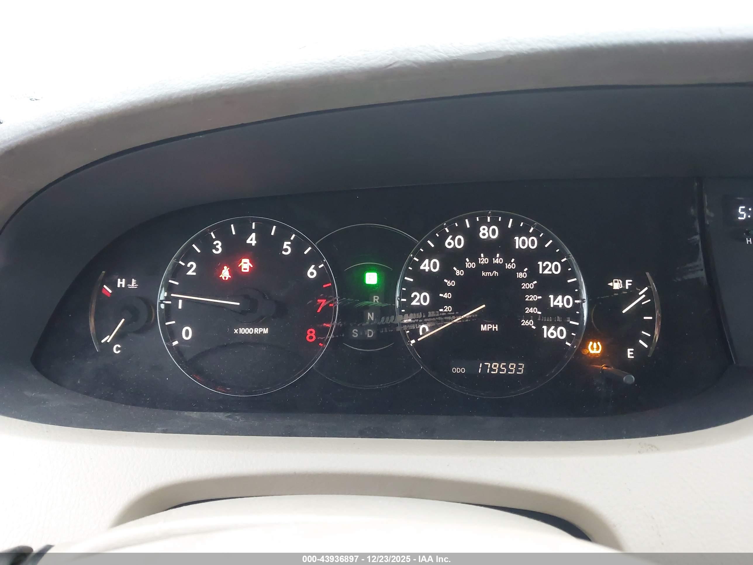 TOYOTA AVALON image 7