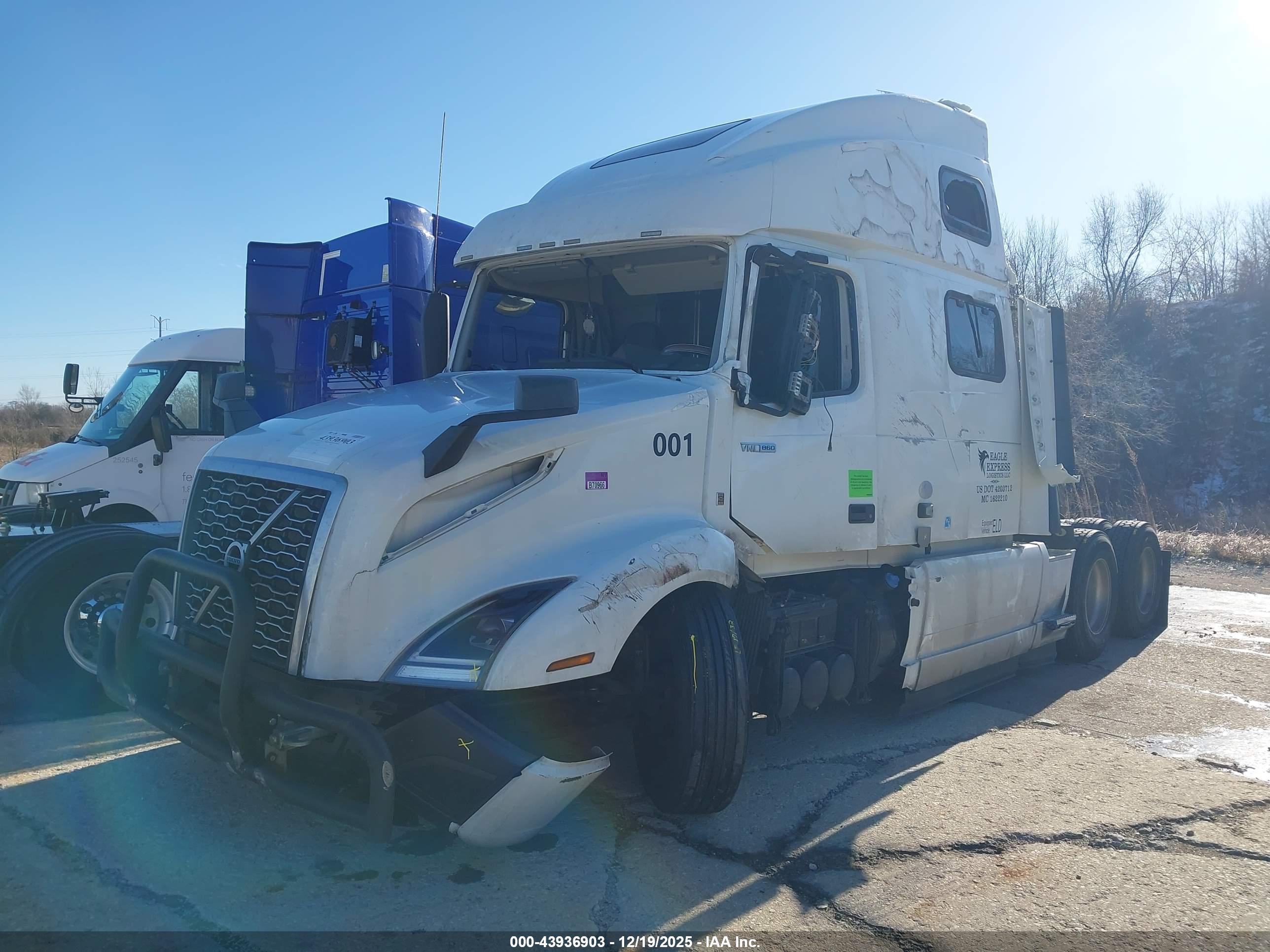 VOLVO VNL image 2