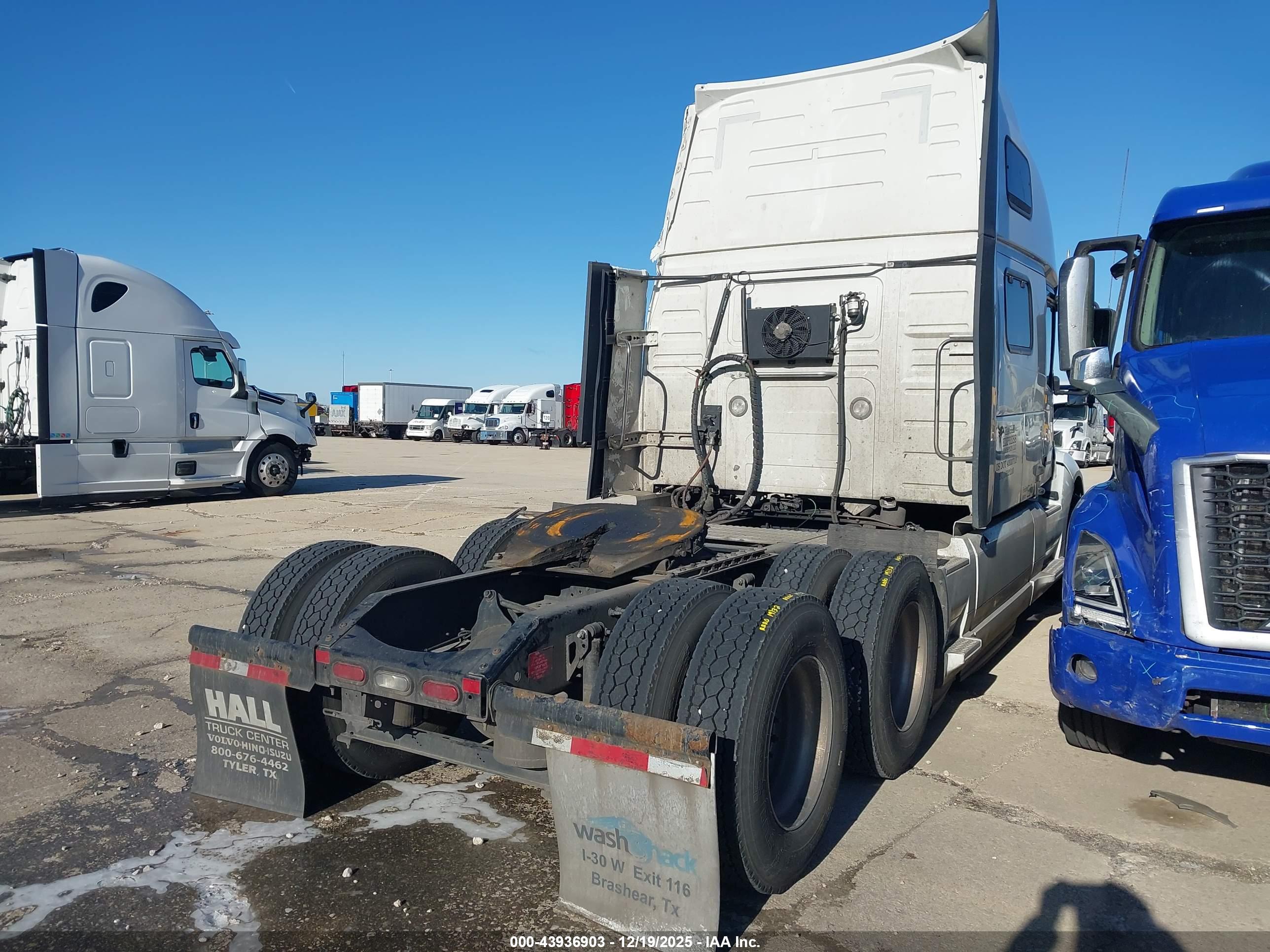 VOLVO VNL image 4
