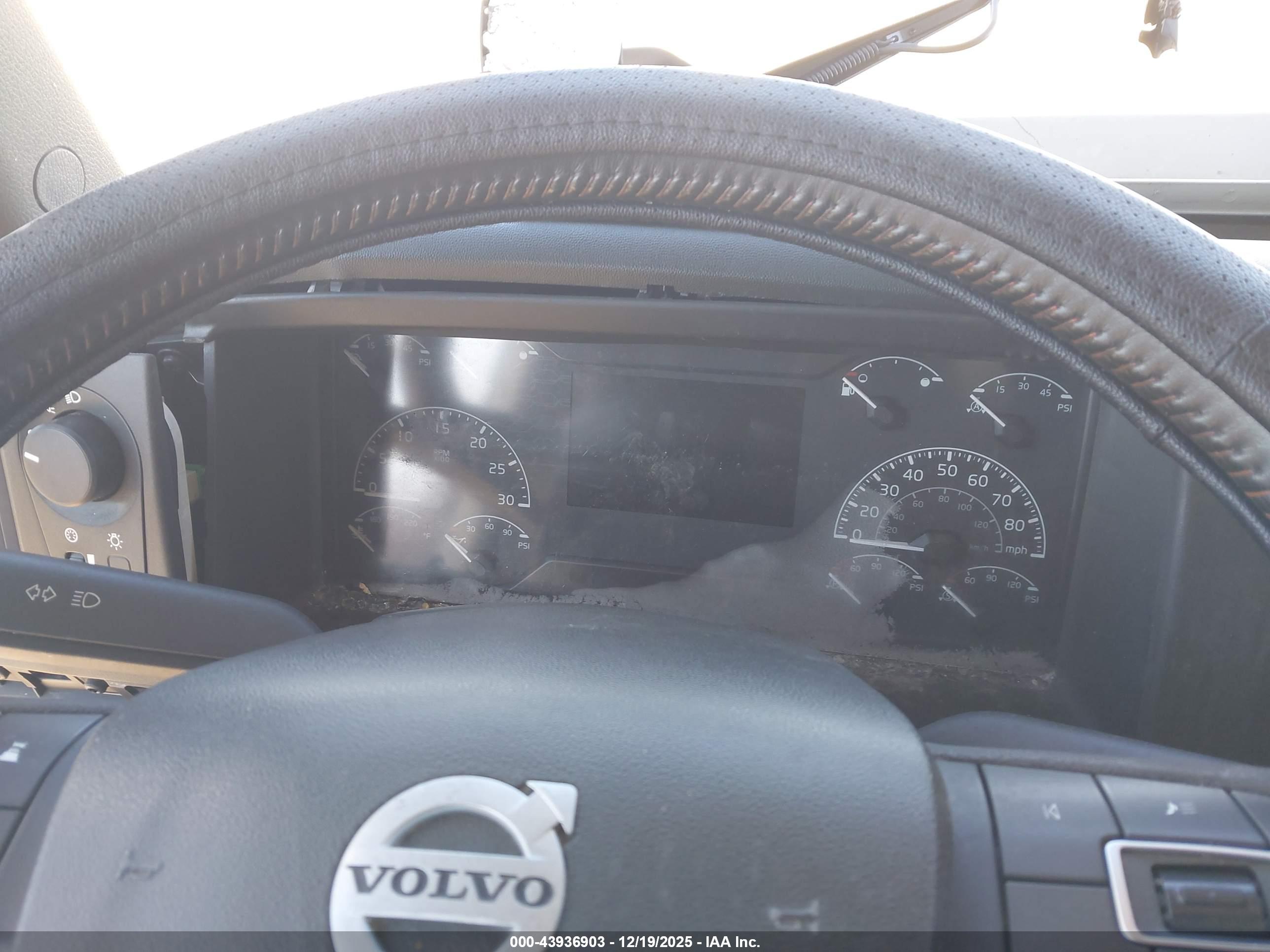 VOLVO VNL image 6