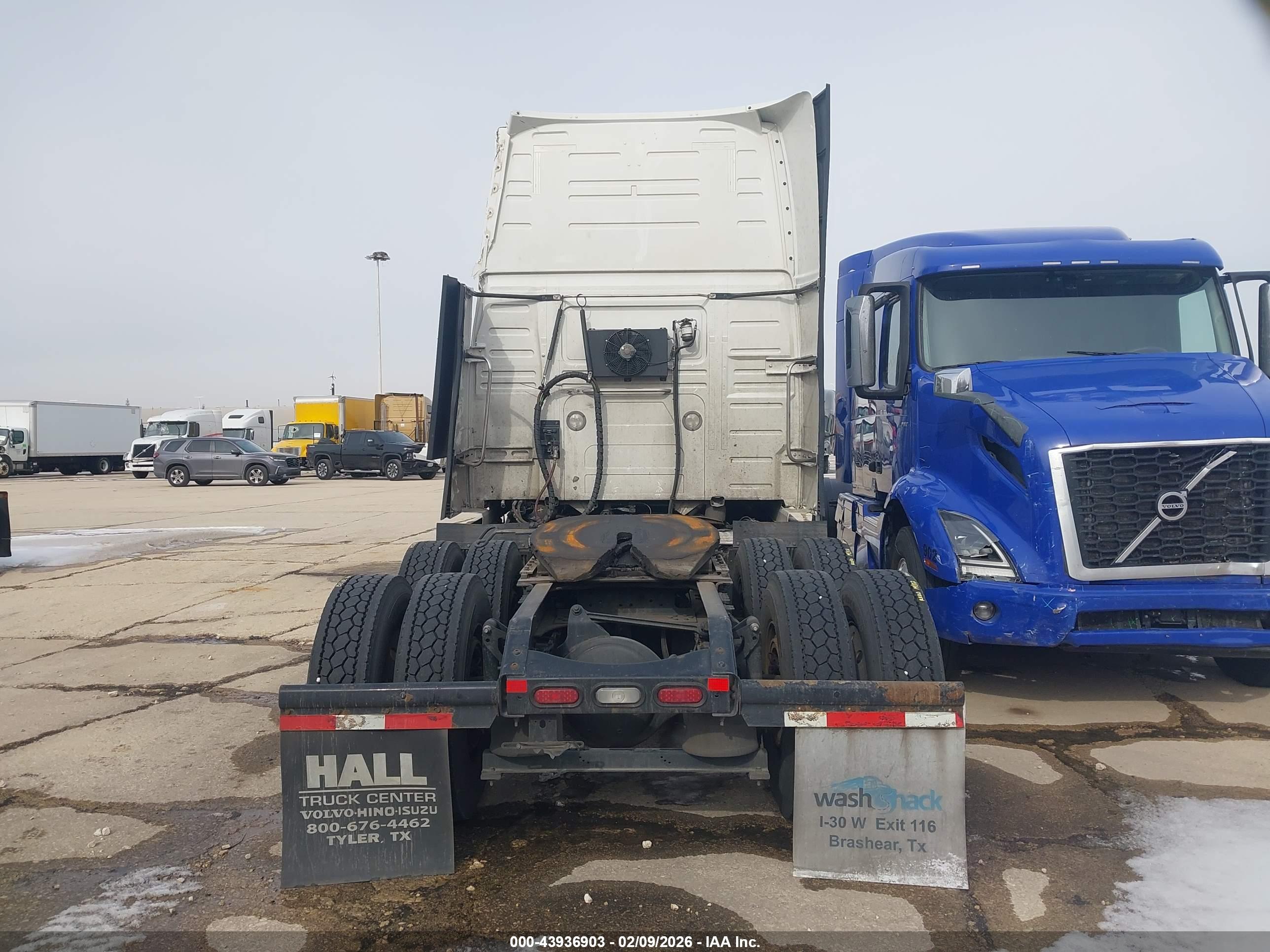 VOLVO VNL image 8
