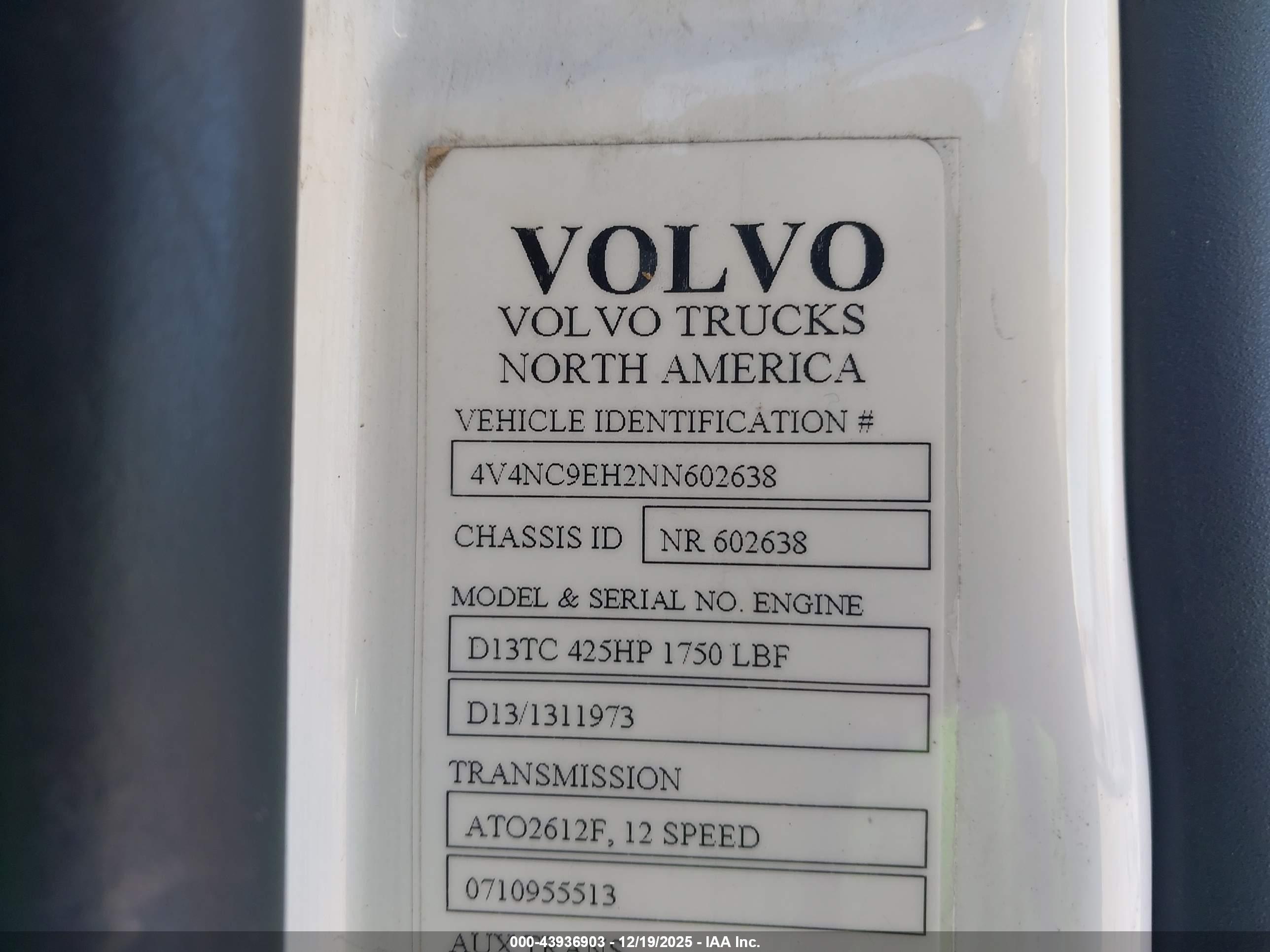 VOLVO VNL image 9