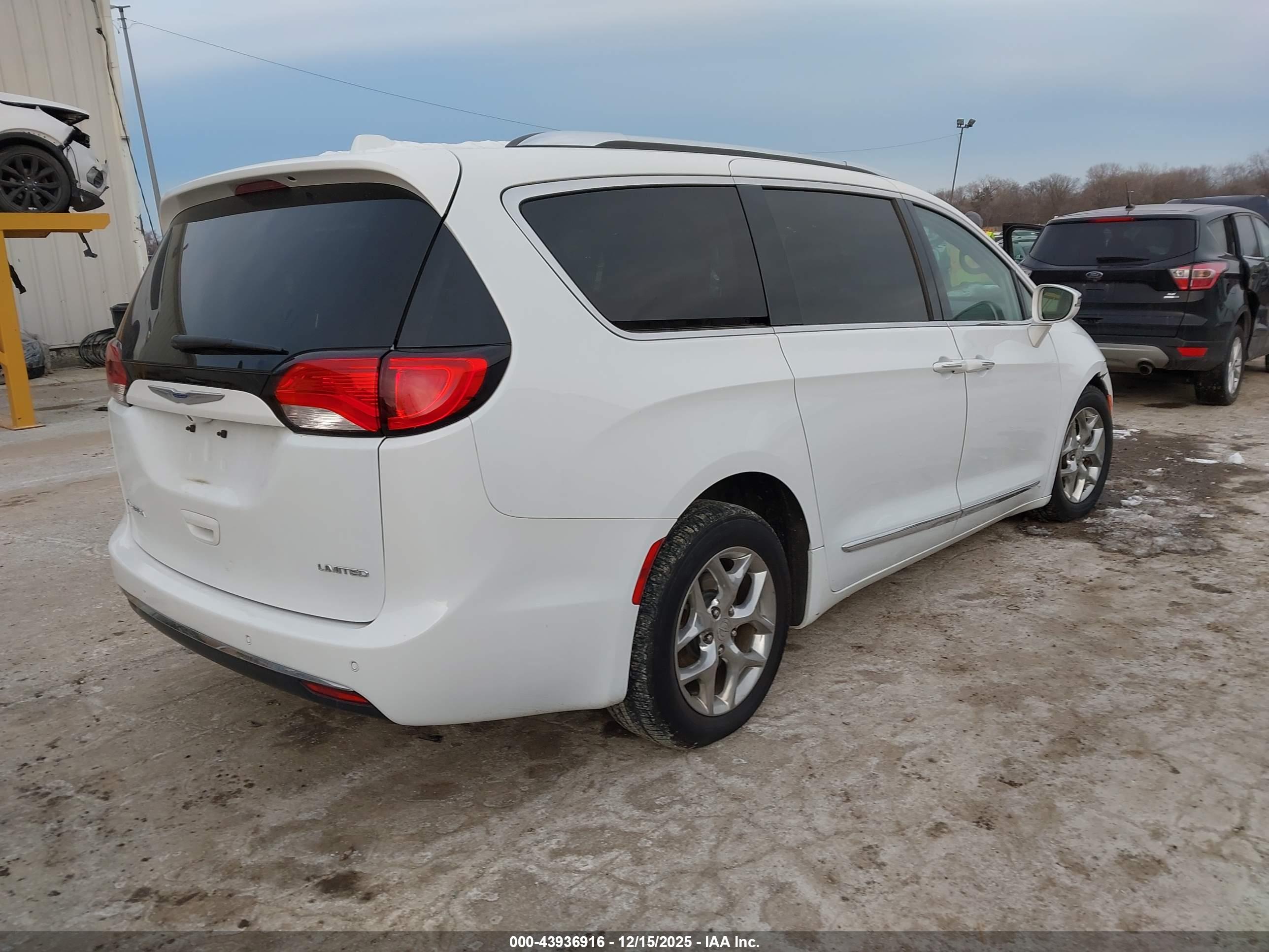 CHRYSLER PACIFICA image 4
