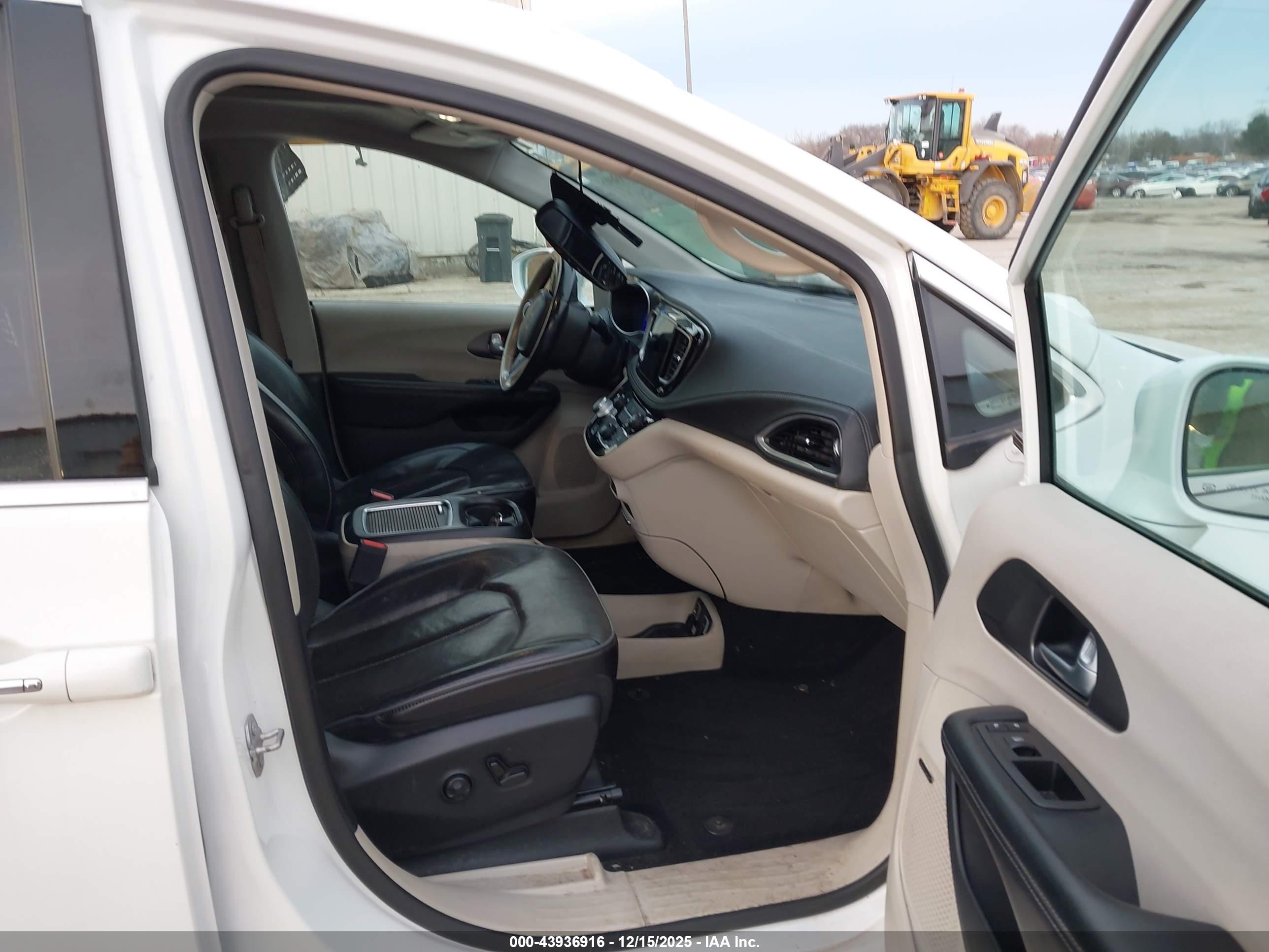 CHRYSLER PACIFICA image 5