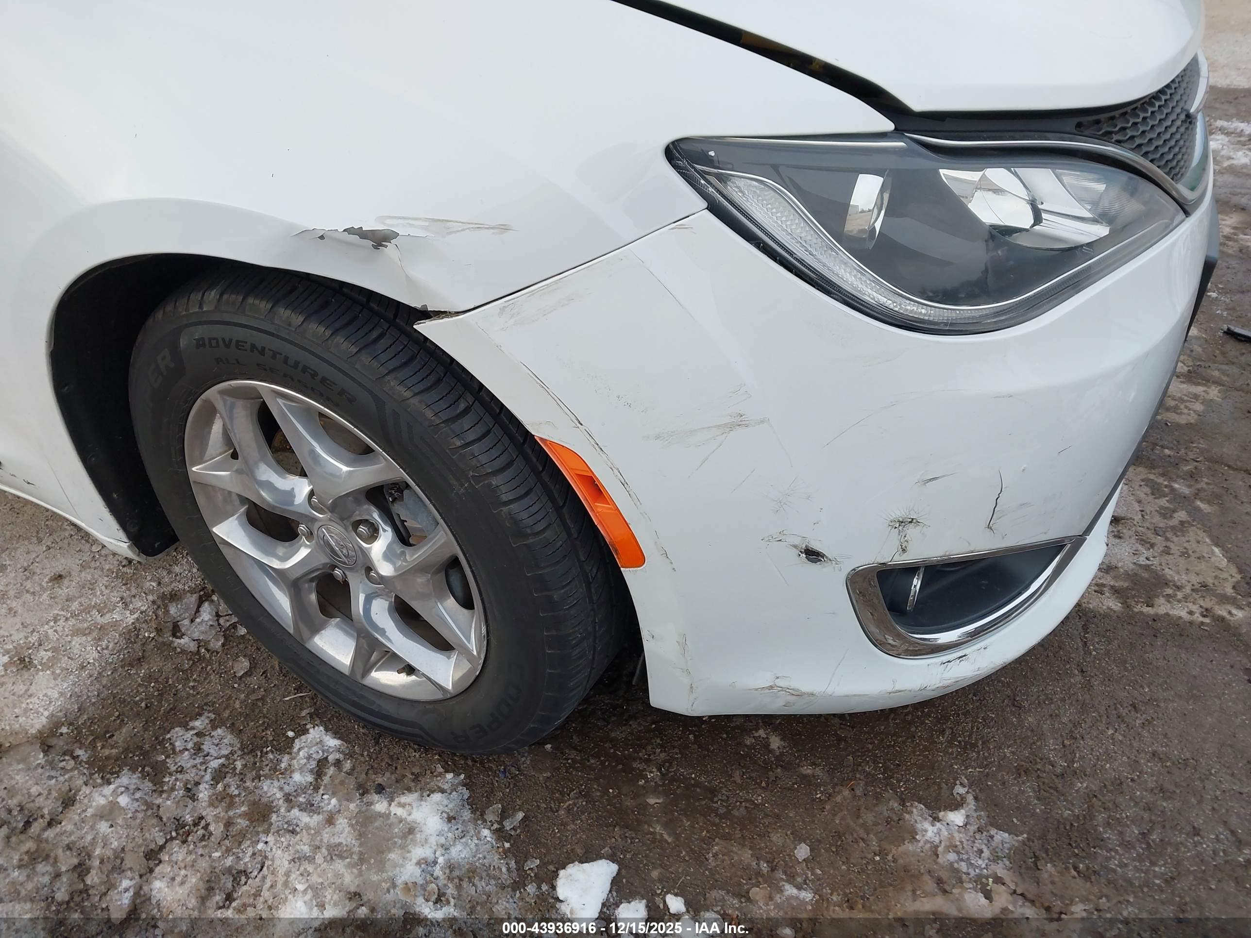 CHRYSLER PACIFICA image 6