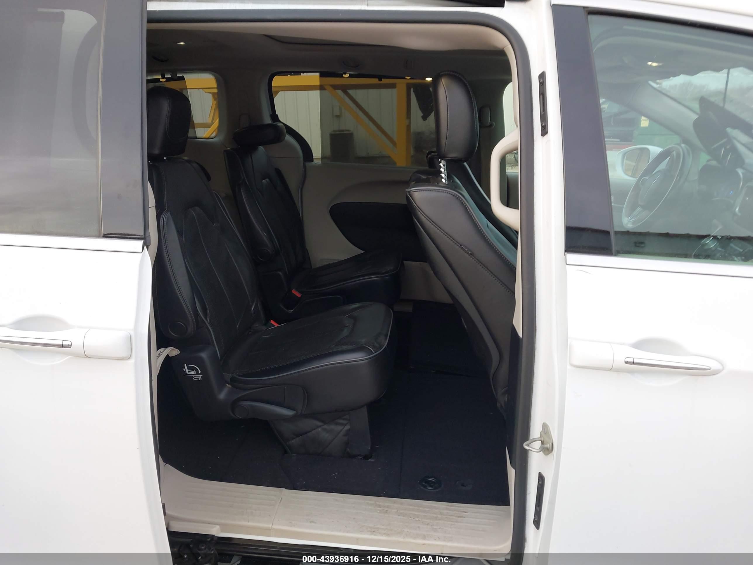CHRYSLER PACIFICA image 8