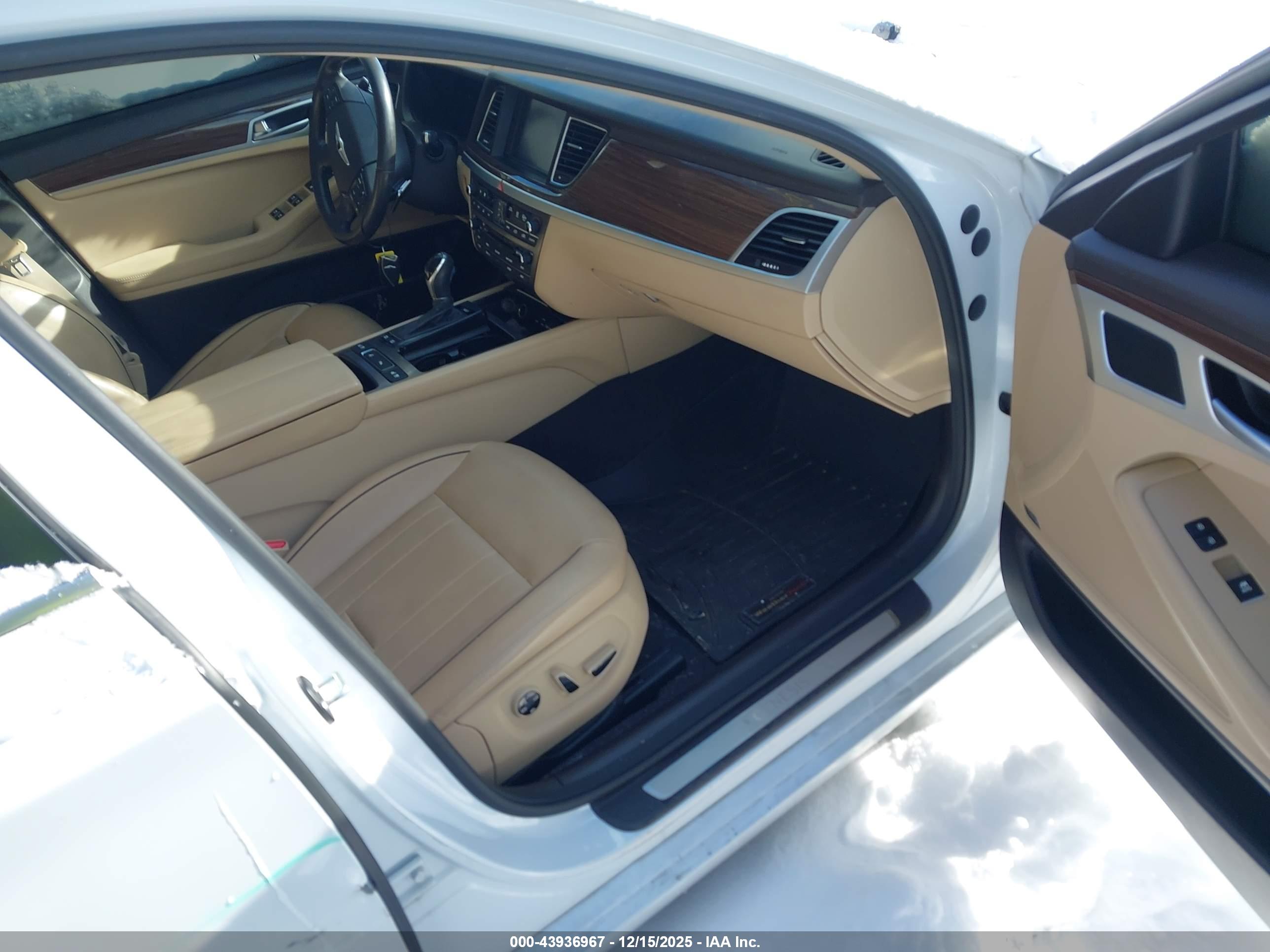 HYUNDAI GENESIS image 5