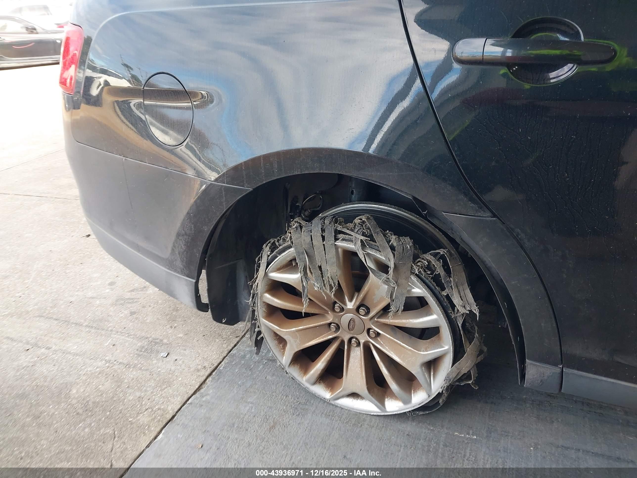 FORD TAURUS image 6