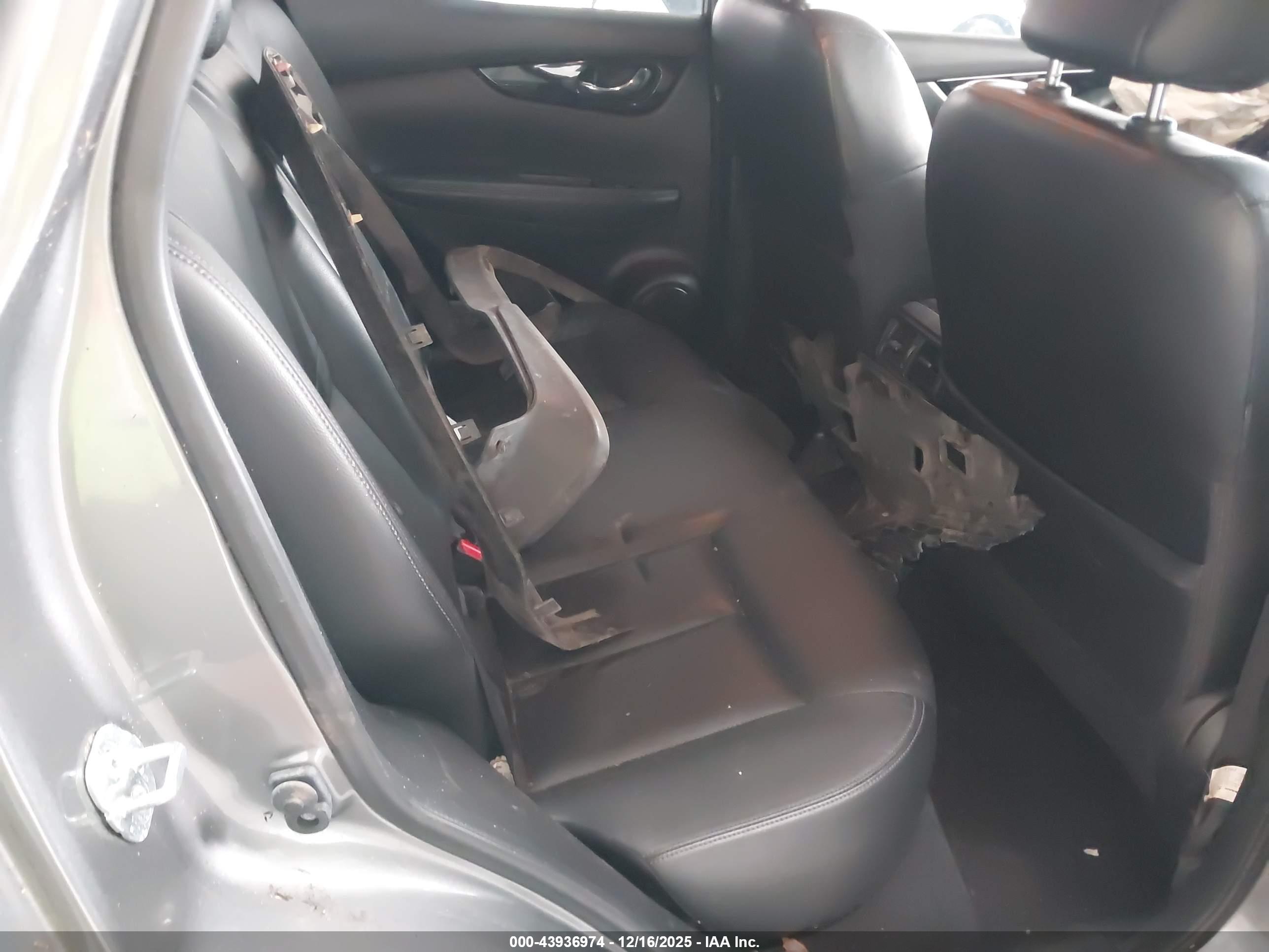 NISSAN ROGUE image 8