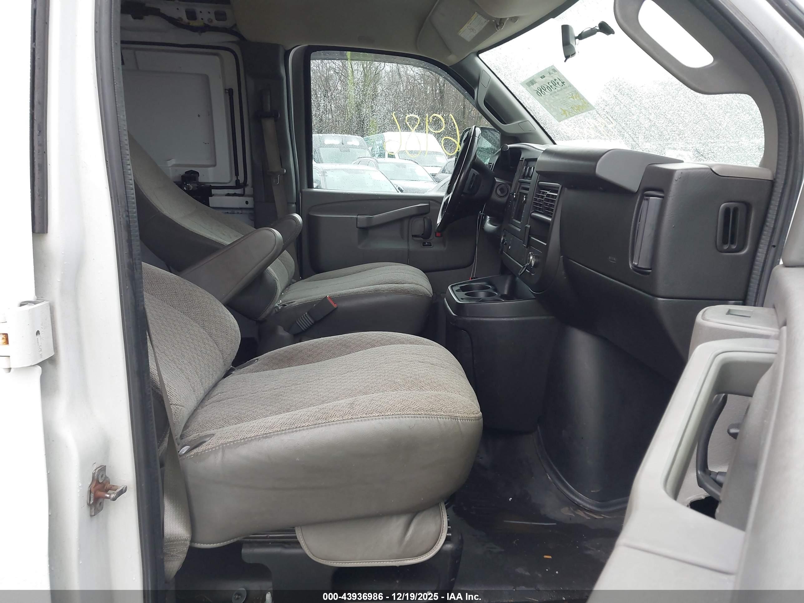 GMC SAVANA image 5