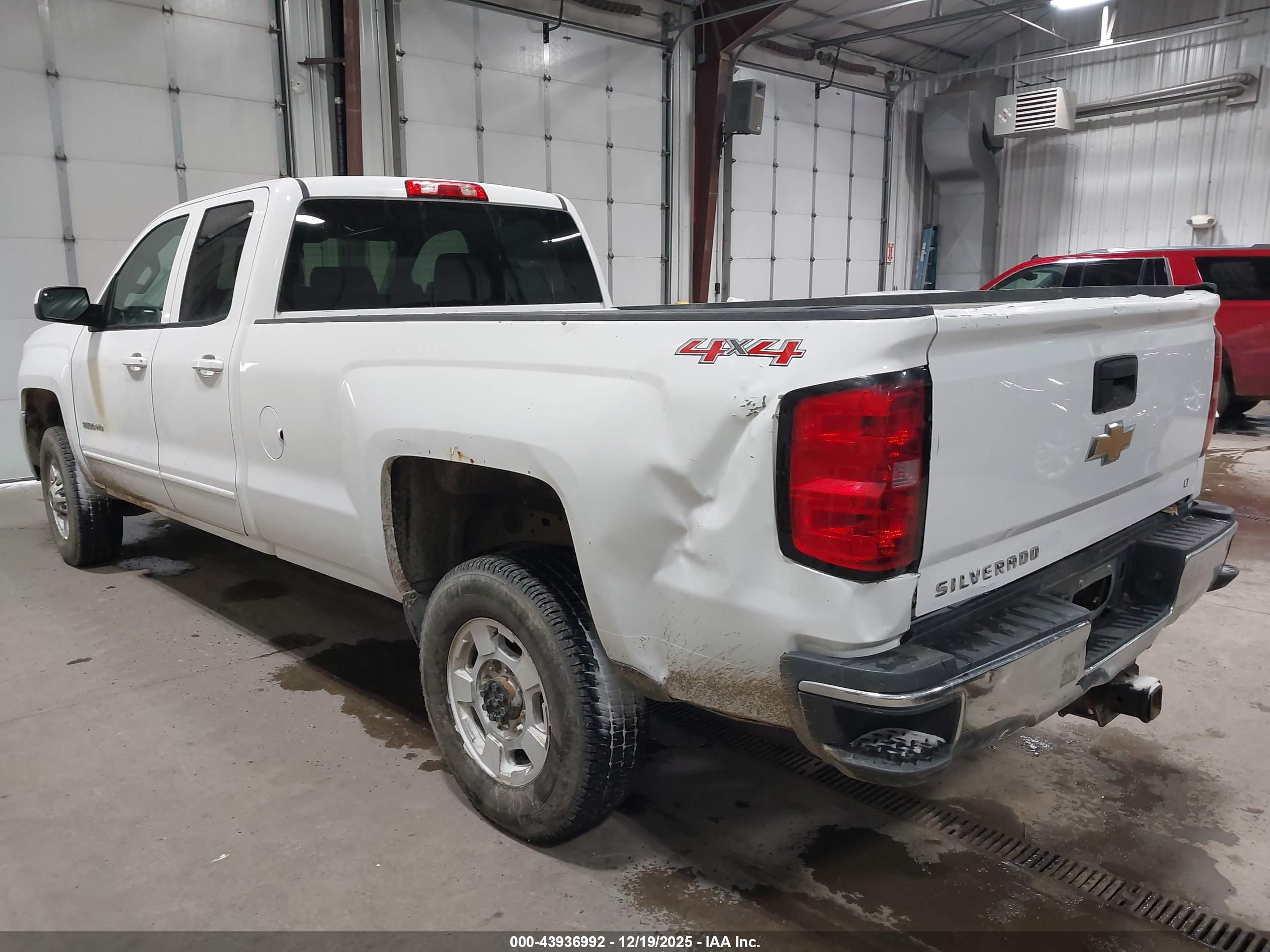CHEVROLET SILVERADO image 3