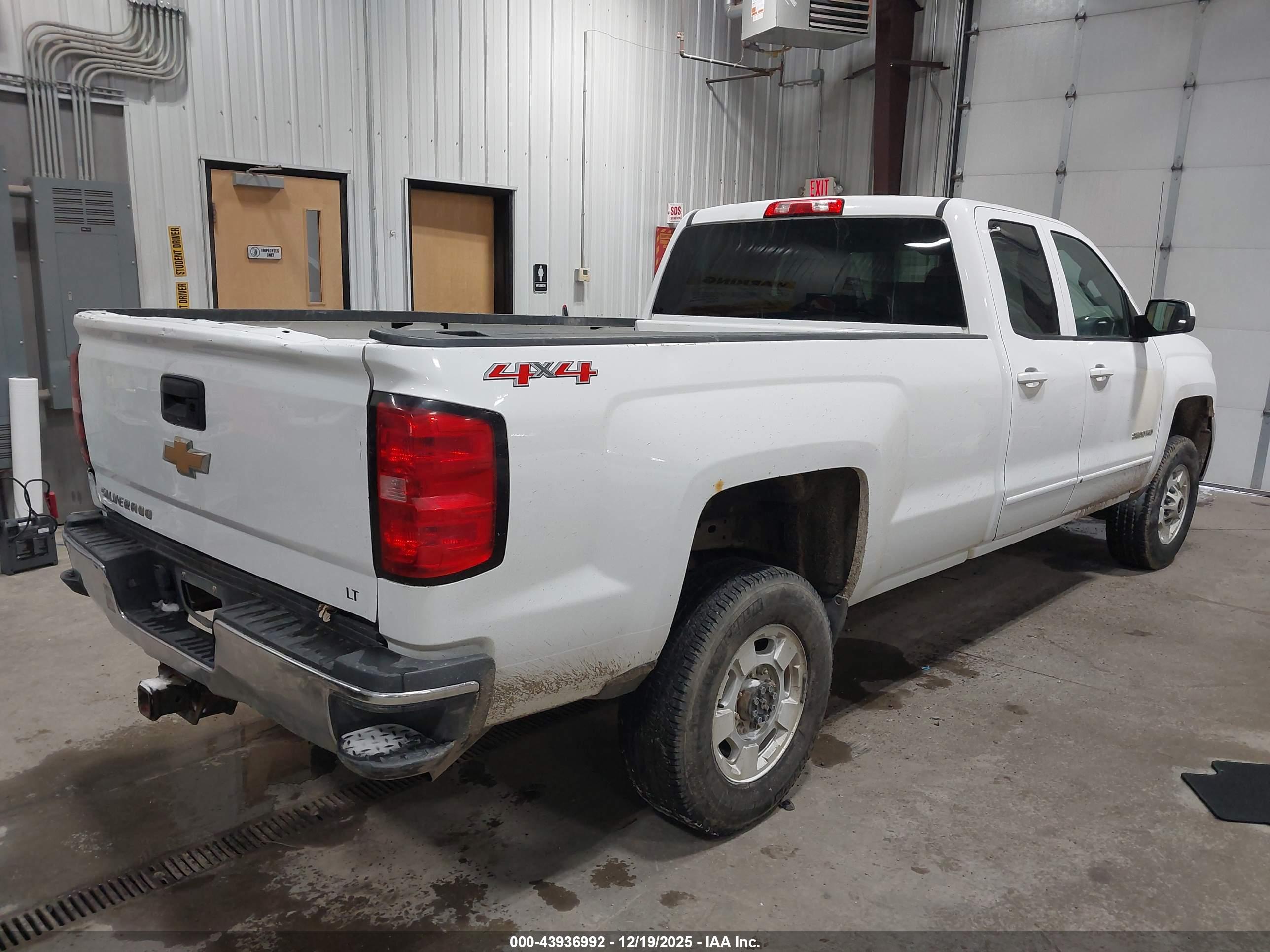 CHEVROLET SILVERADO image 4