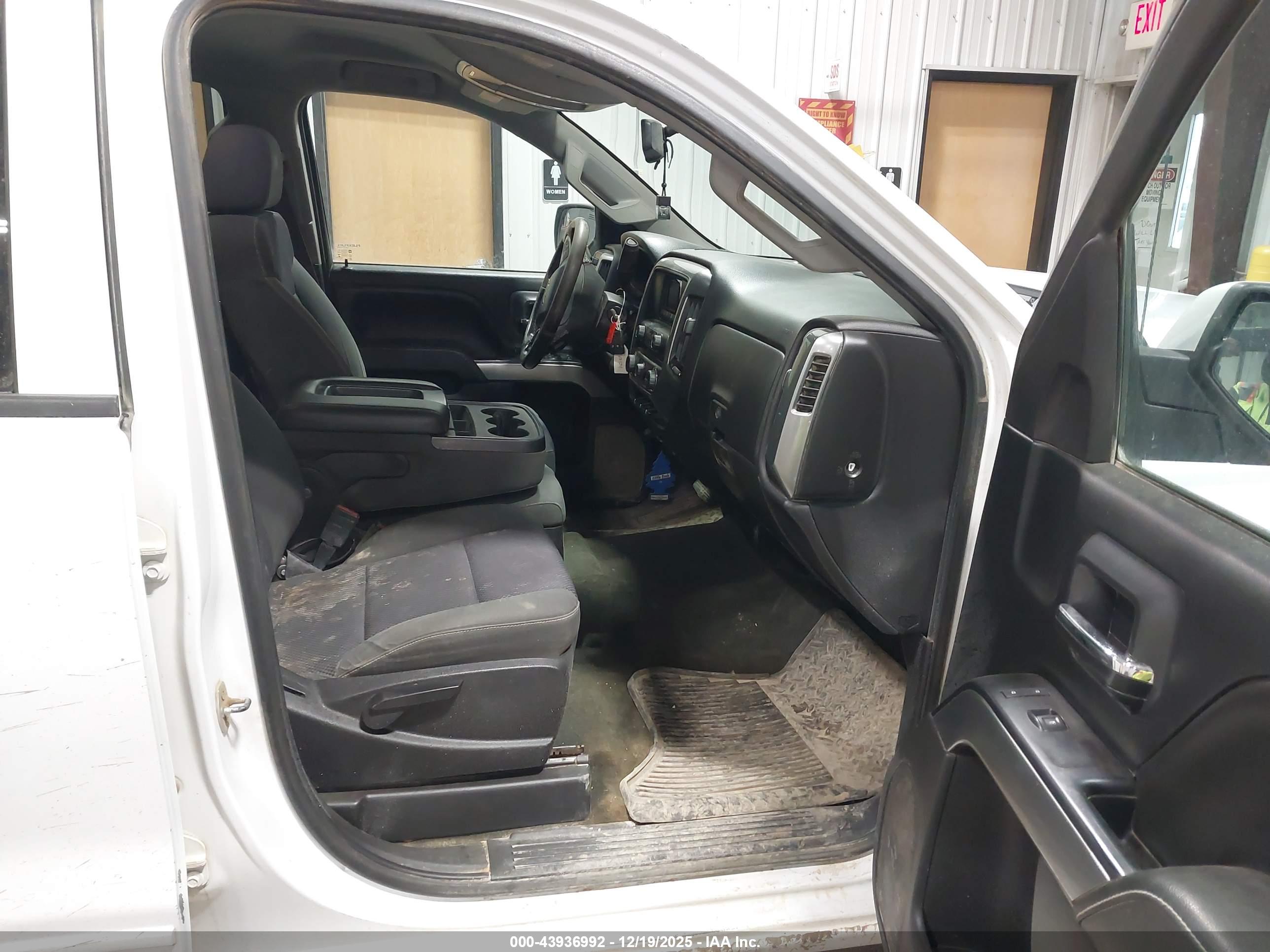 CHEVROLET SILVERADO image 5